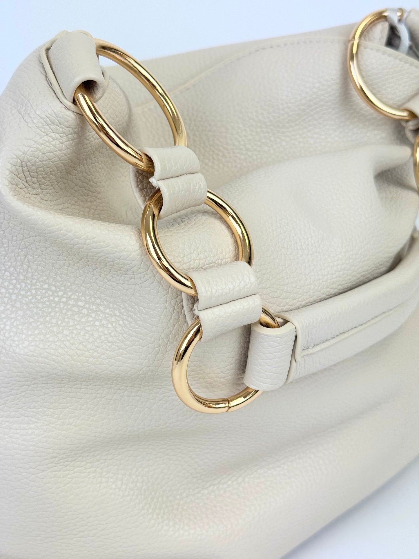 Carteira creme alça com argolas douradas