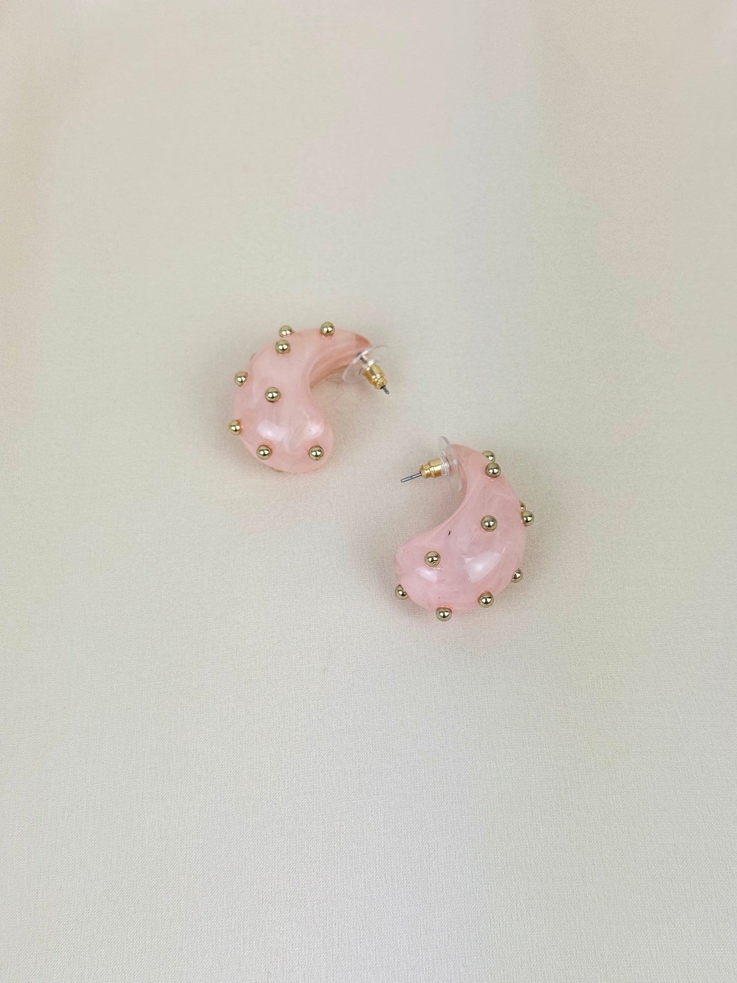Brincos acrílico rosa-bebé com bolinhas douradas