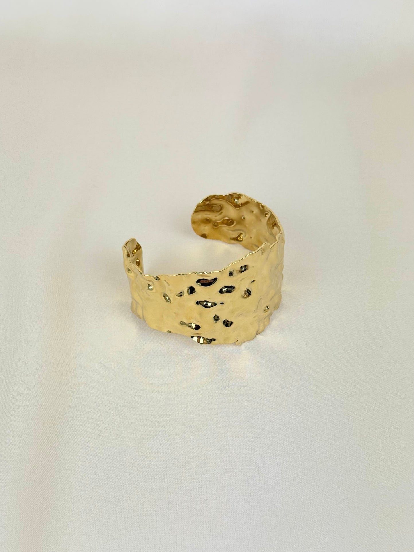 Pulseira/escrava dourada martelada