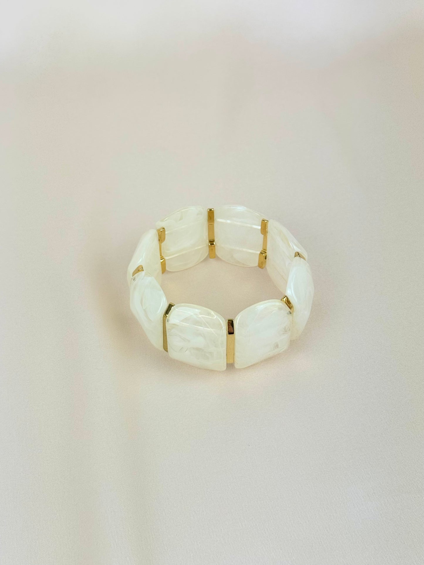 Pulseira elástica em acrílico pérola