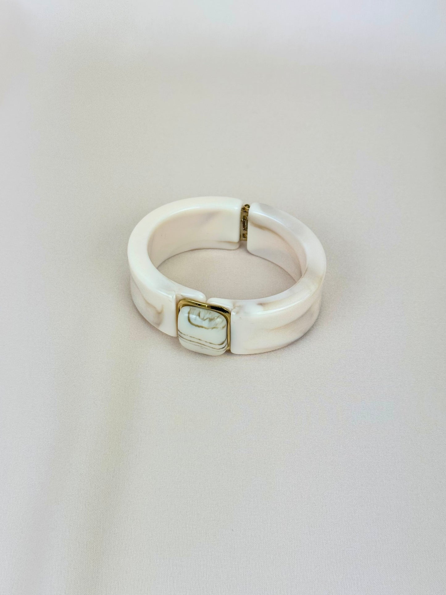 Pulseira acrílico estilo marmoreado tons creme