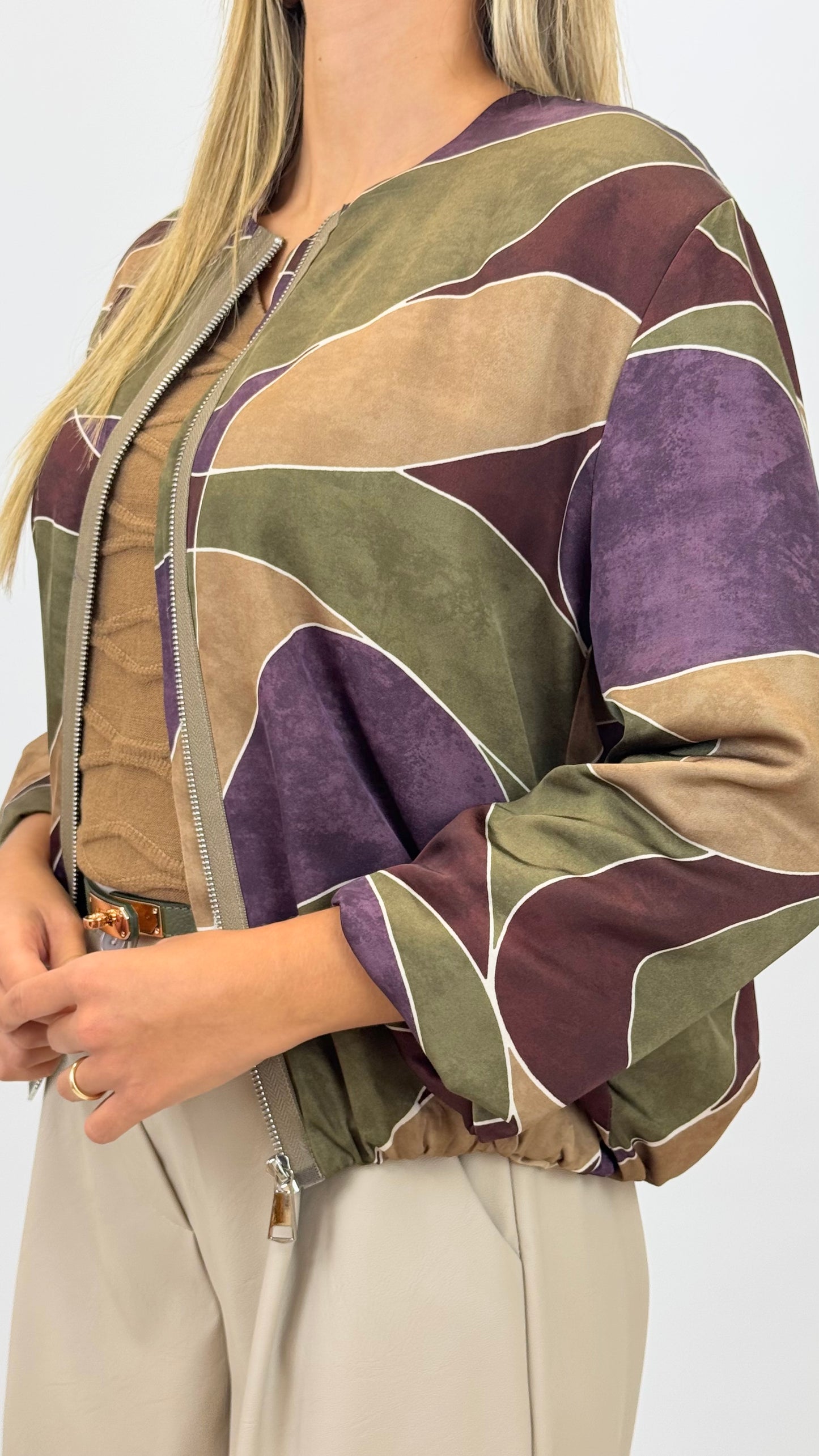 Bomber estampado abstrato tons camel, verde e amora