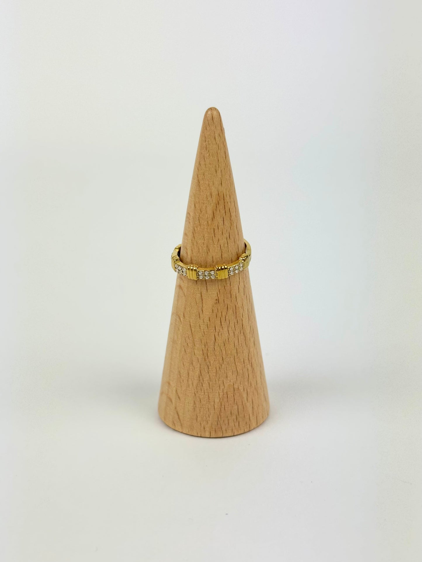 Anel fino dourado com brilhantes