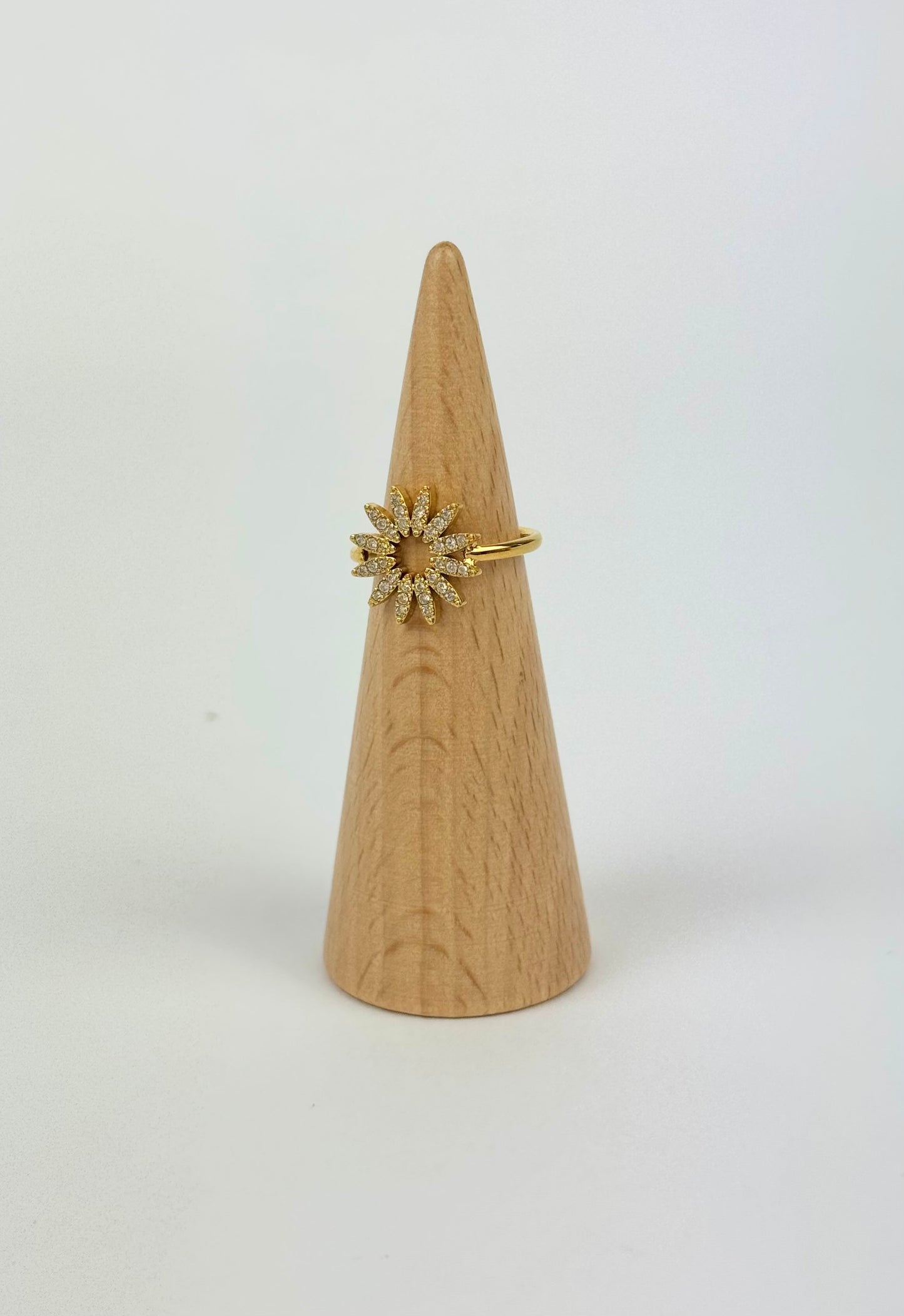 Anel flor dourada com brilhantes