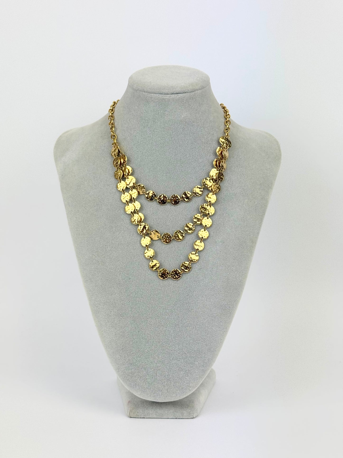 Colar 3 voltas medalhinhas douradas martelado