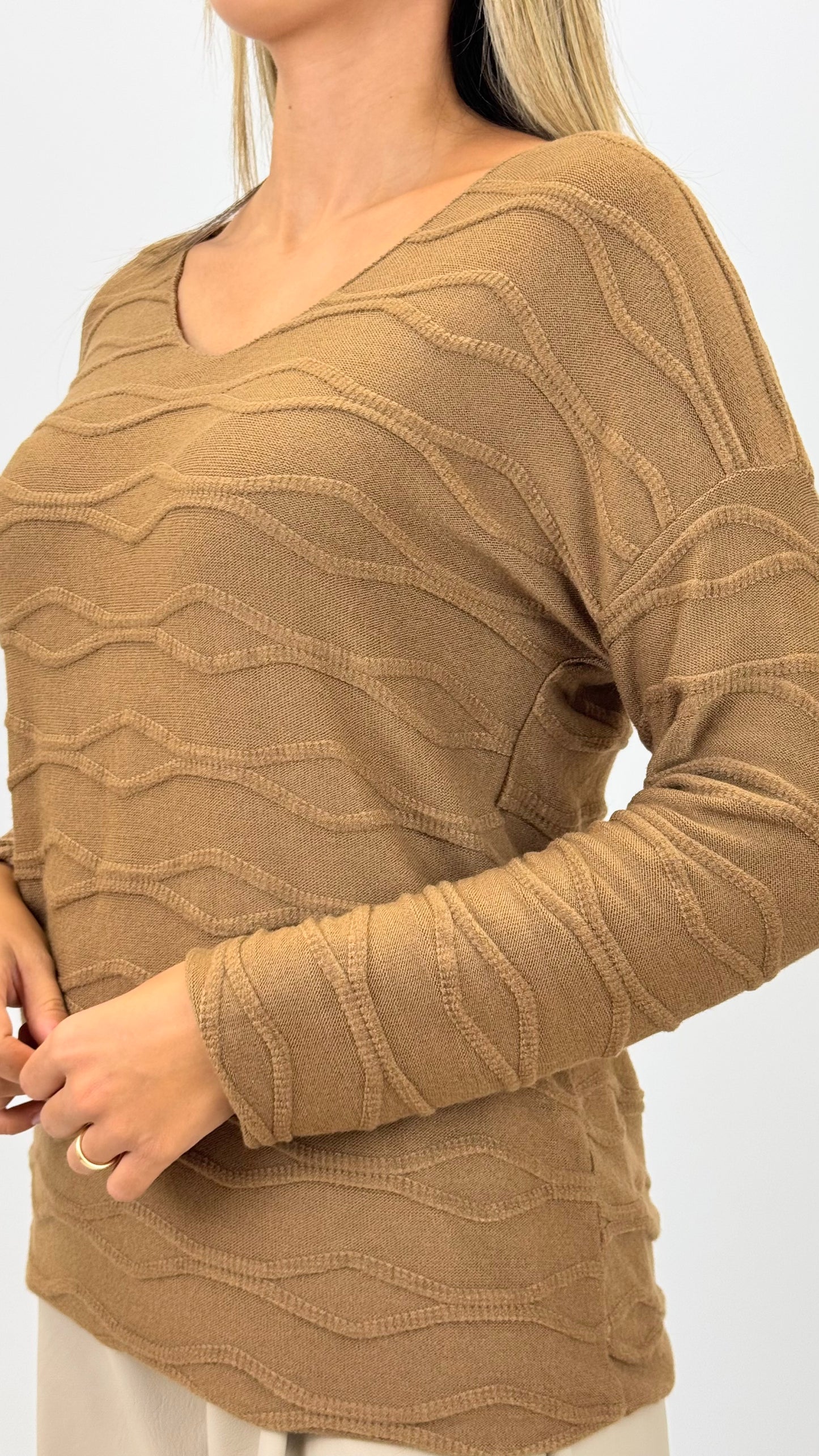 Camisola malha básica efeito ondinhas camel