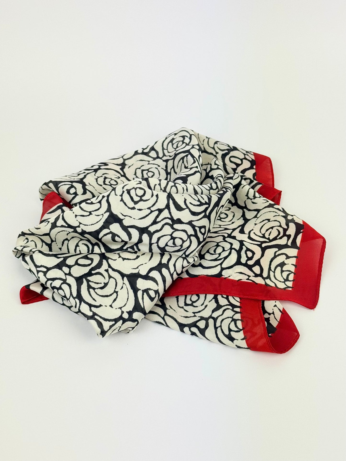 Lenço pequeno tons preto e branco com risca vermelha