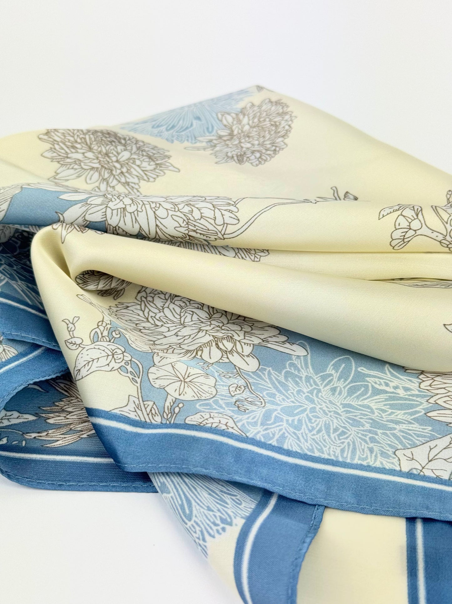 Lenço pequeno estampado floral azul-inglês