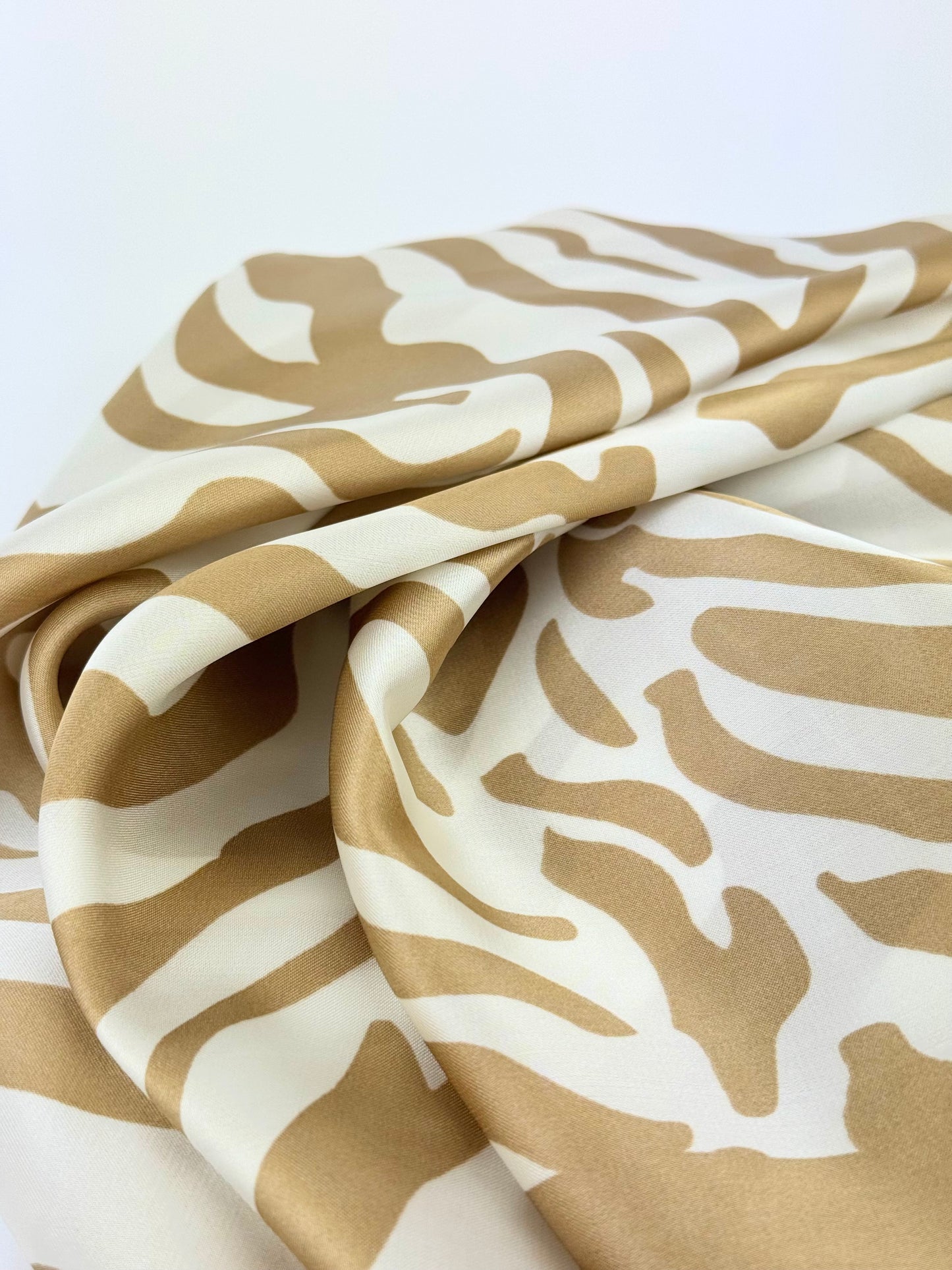 Lenço pequeno estampado zebra bege e pérola