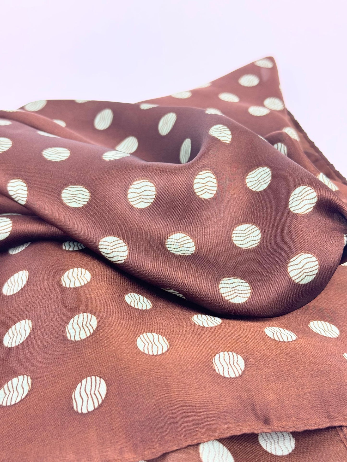 Lenço pequeno fundo castanho com pintas verde-água