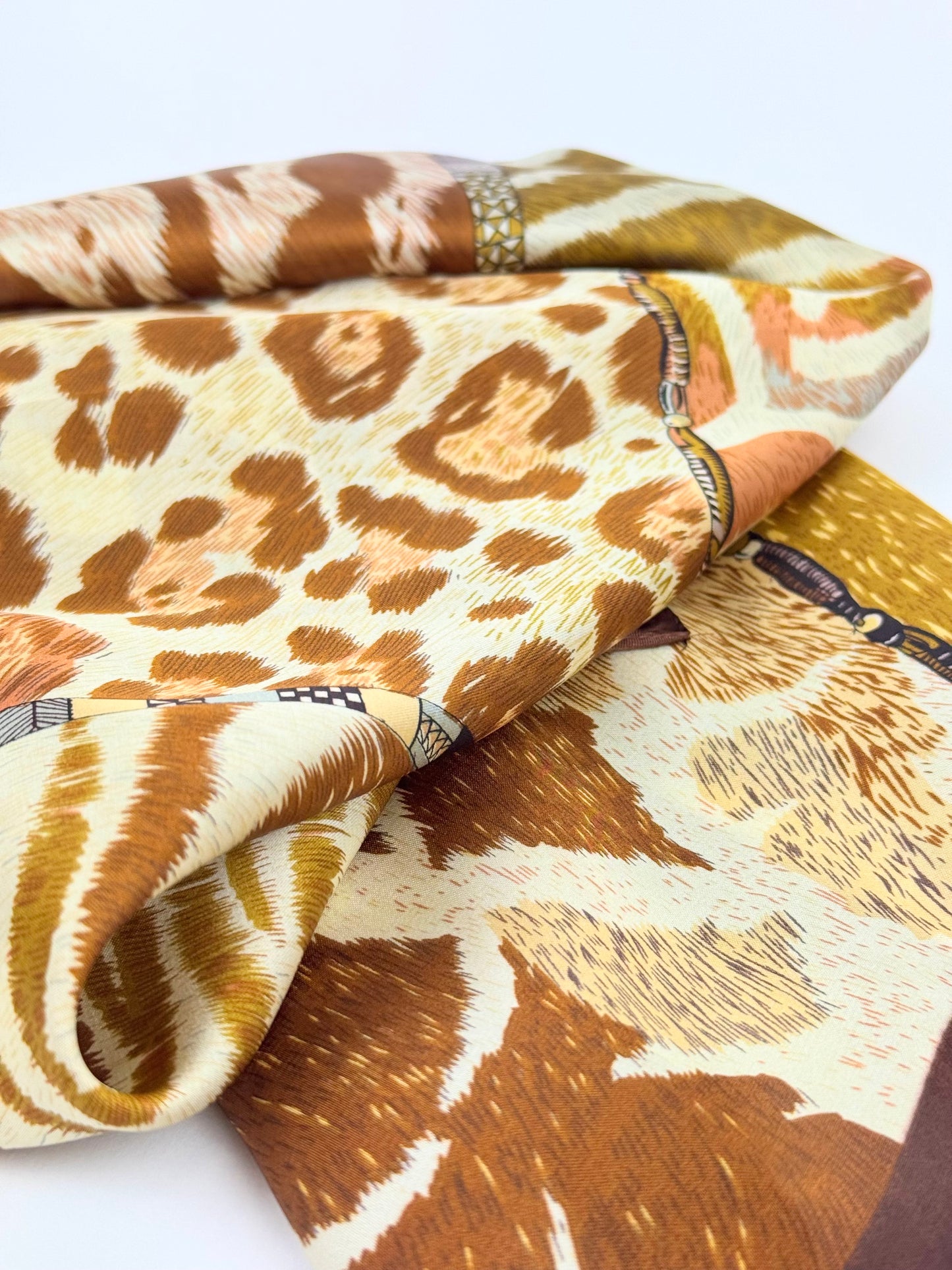 Lenço pequeno animal-print tons castanho e camel