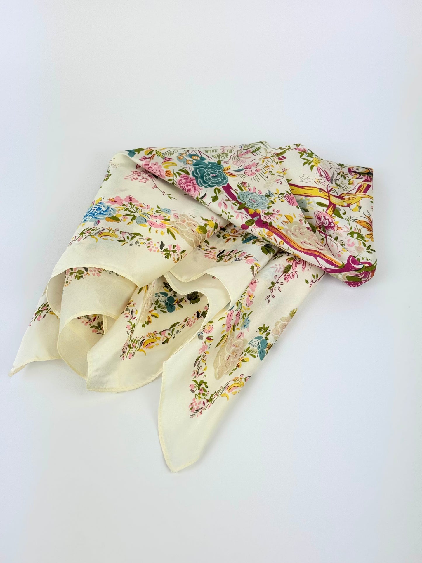 Lenço pequeno fundo creme estampado multi-color floral