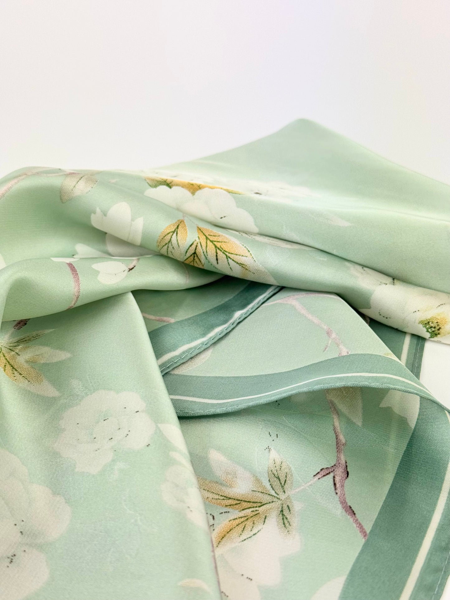 Lenço pequeno fundo verde-água com flores