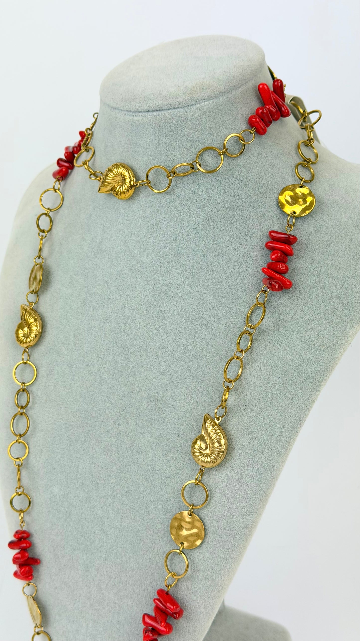 Colar comprido dourado e vermelho