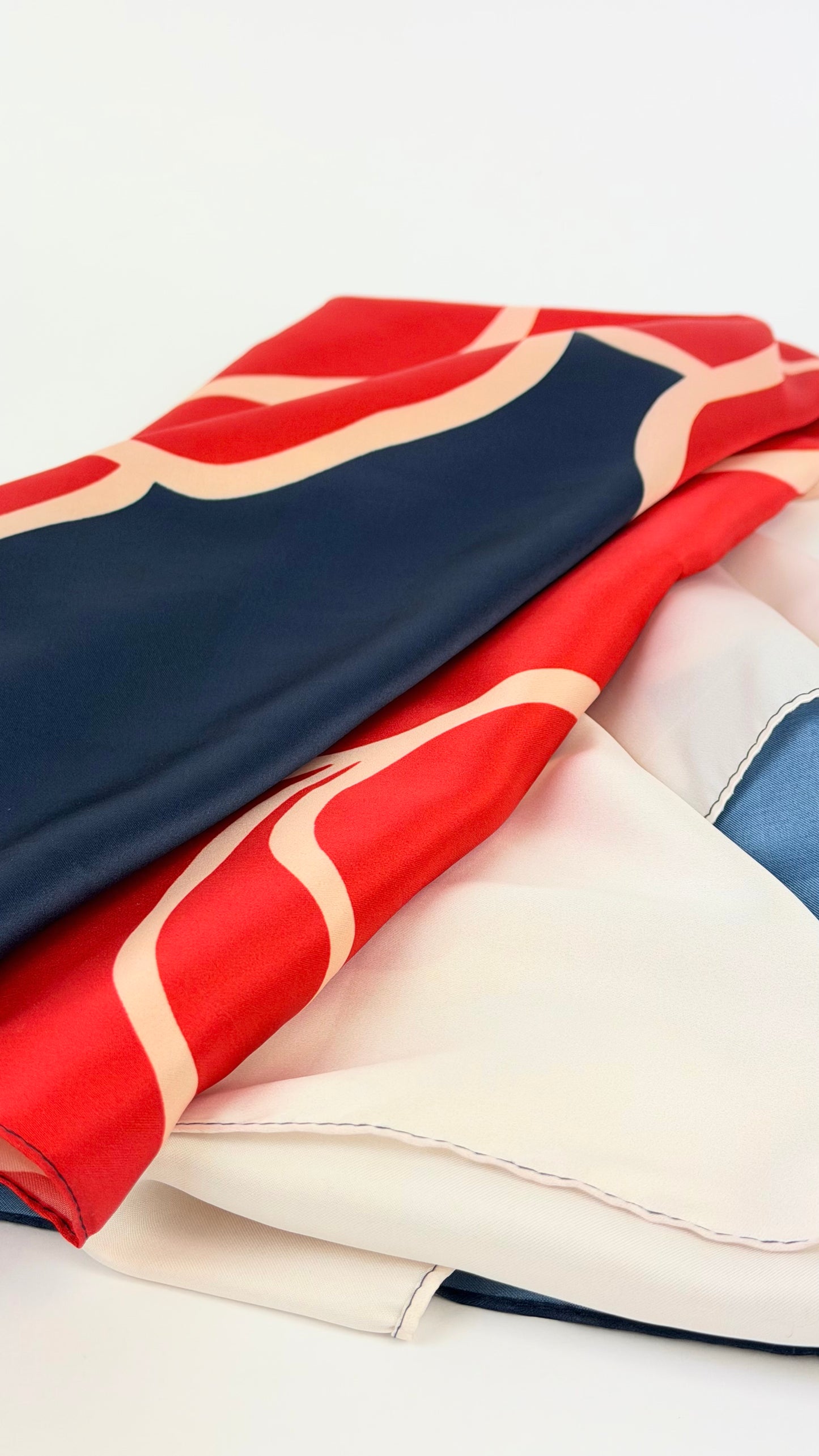 Lenço floral vermelho, creme e azul-marinho