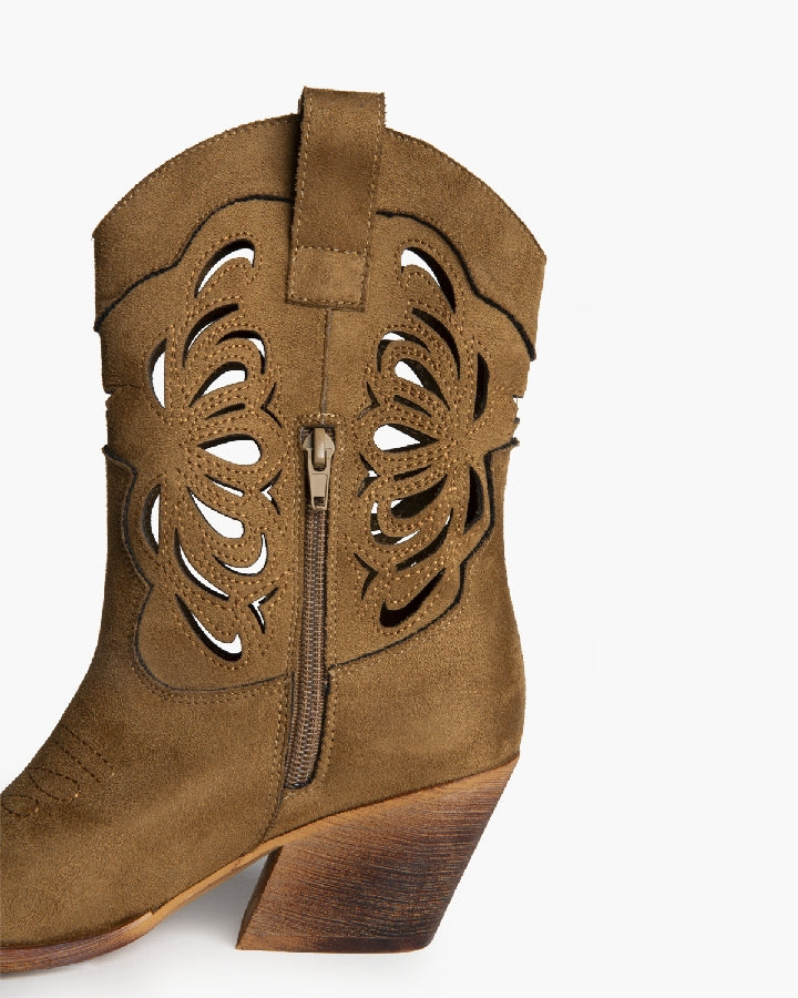 Bota/texana meio-cano camel com motivos recortados