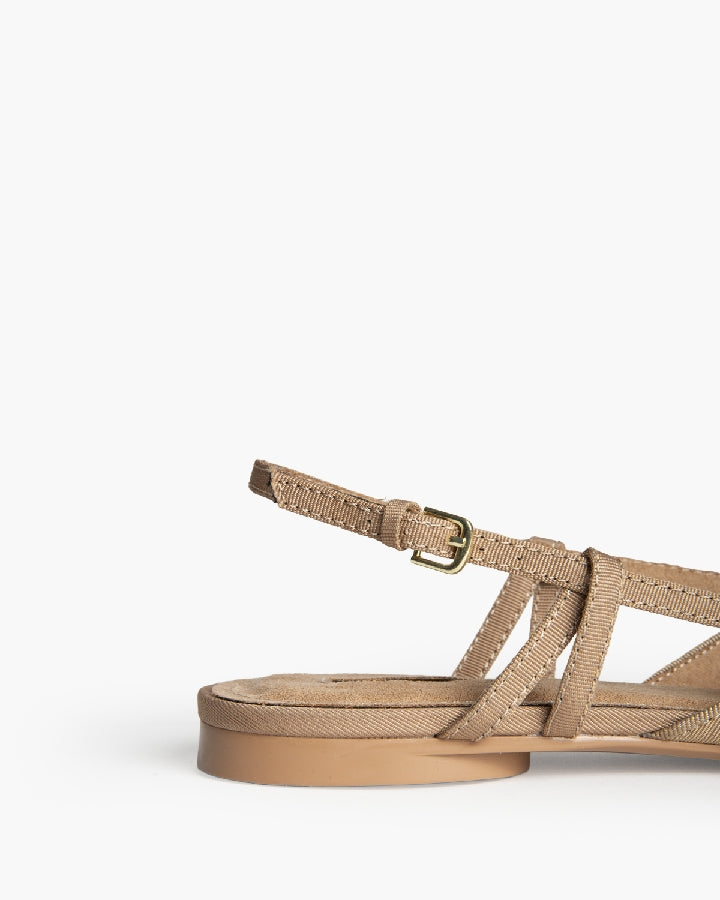 Sapato raso camel com missangas motivos florais