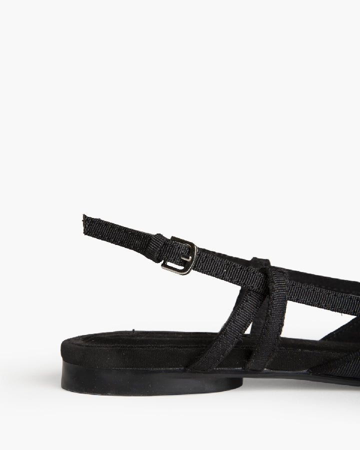 Sapato raso preto com missangas motivos florais