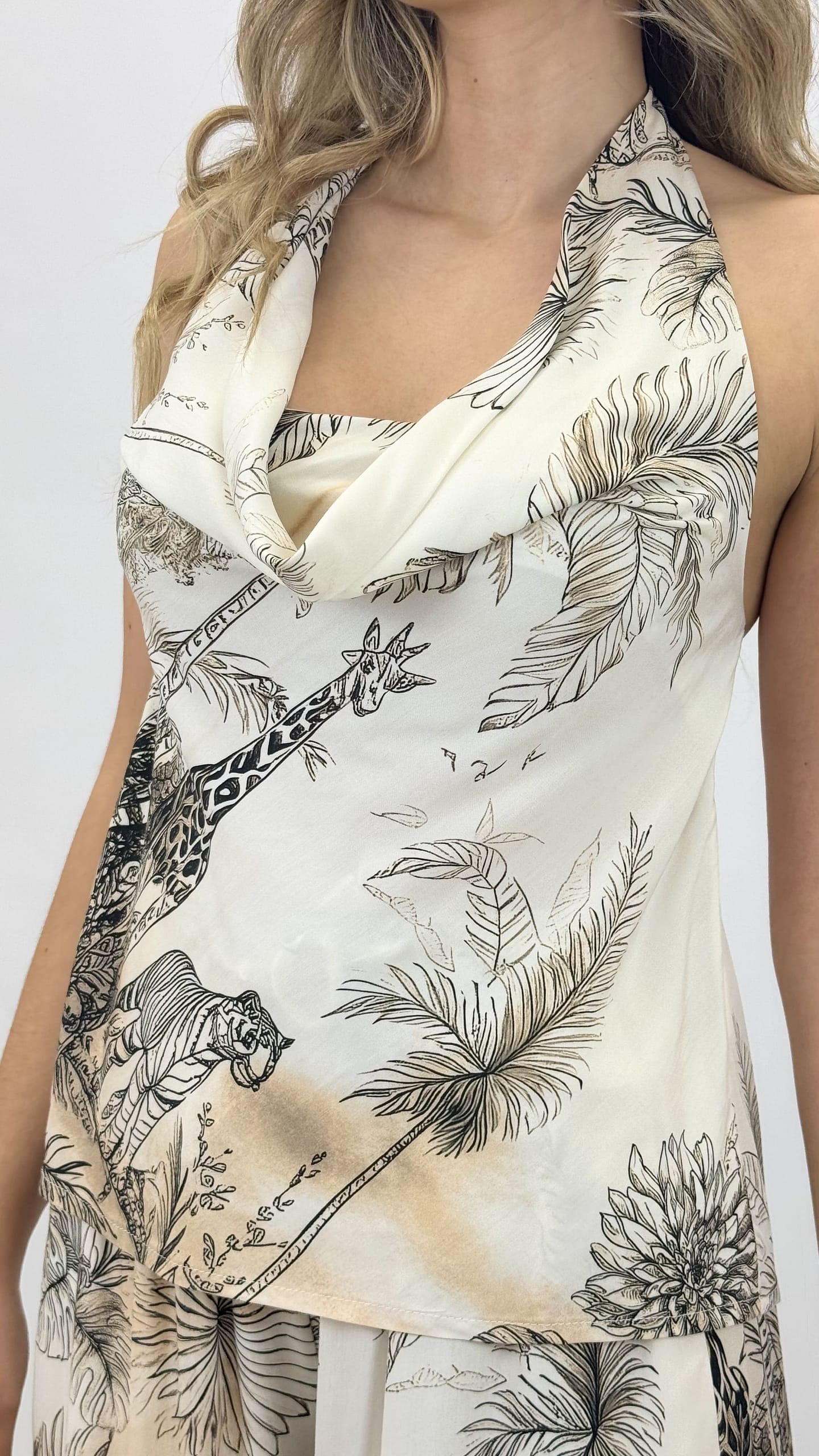 Top estampado tropical tons terra