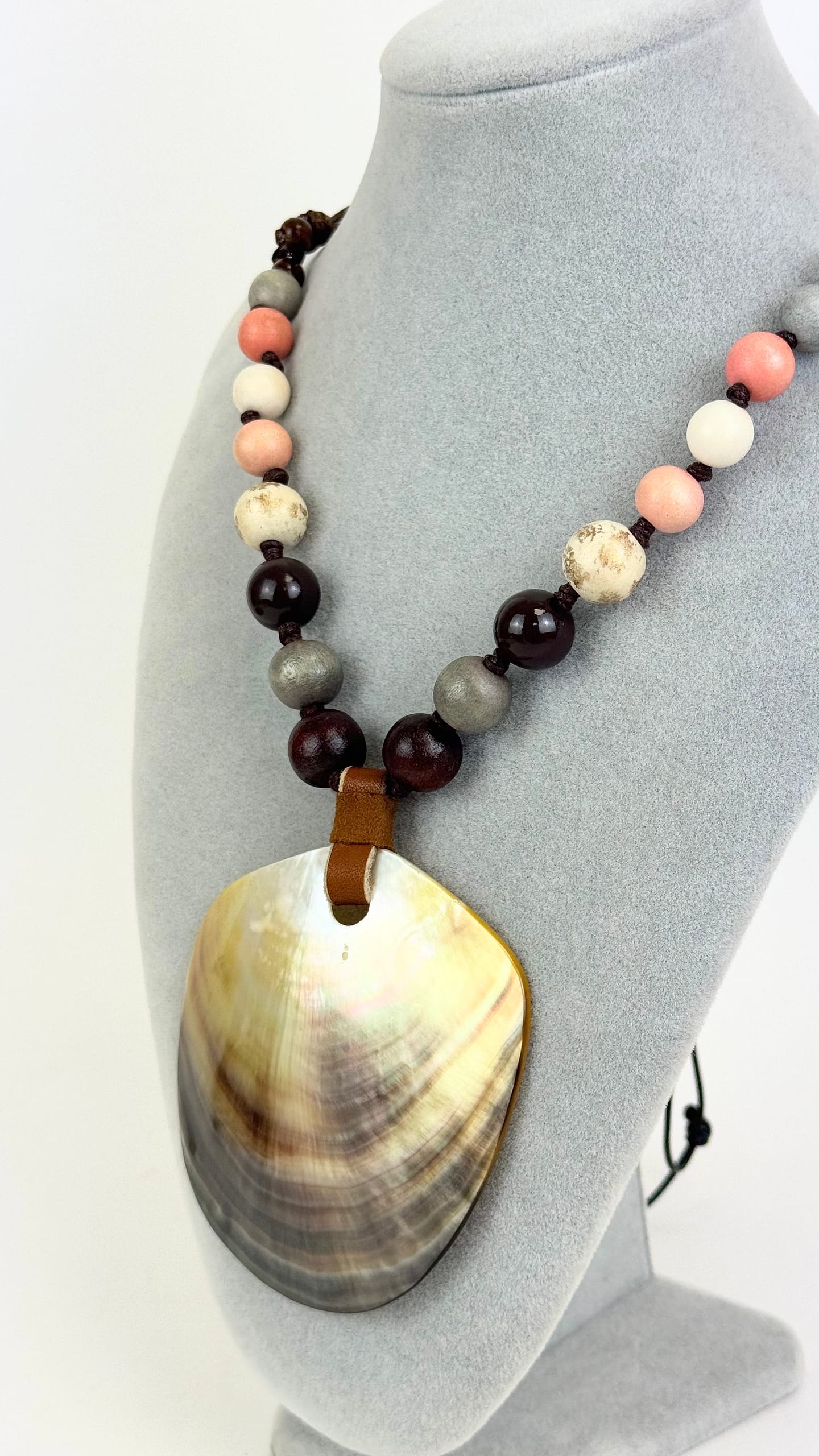 Colar artesanal comprido com com concha madrepérola