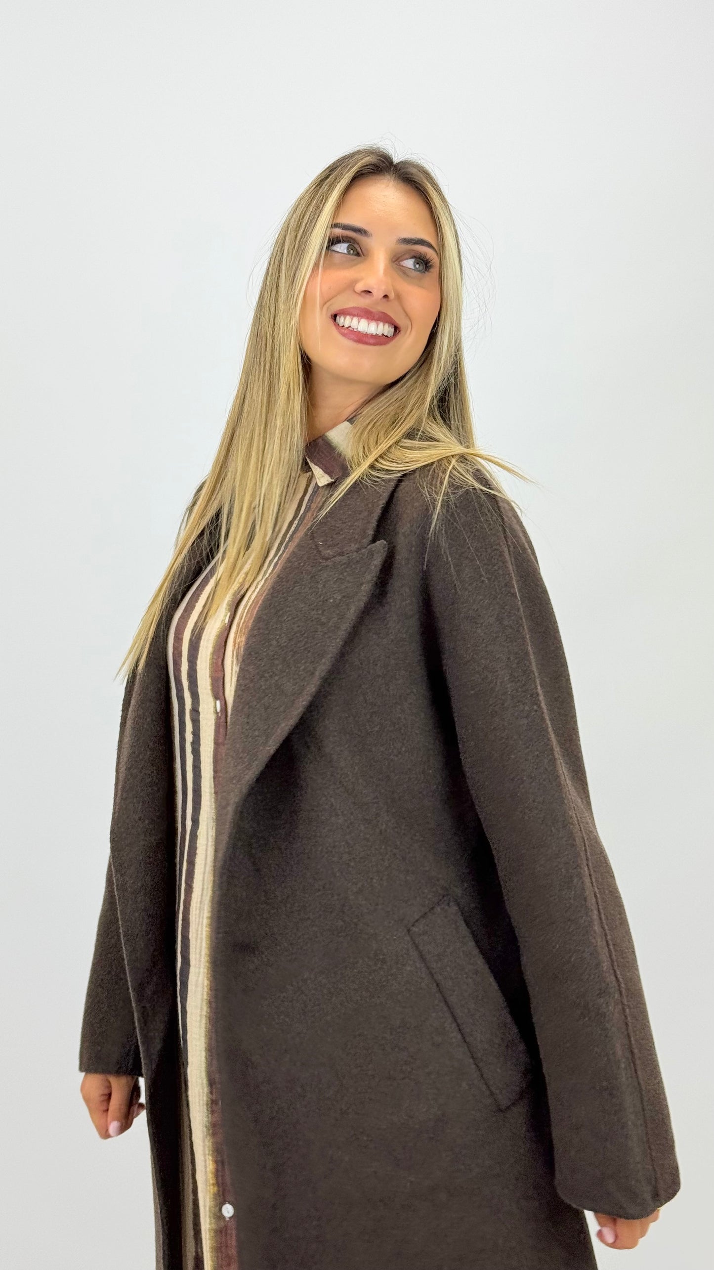 Sobretudo de fazenda em lã comprido castanho