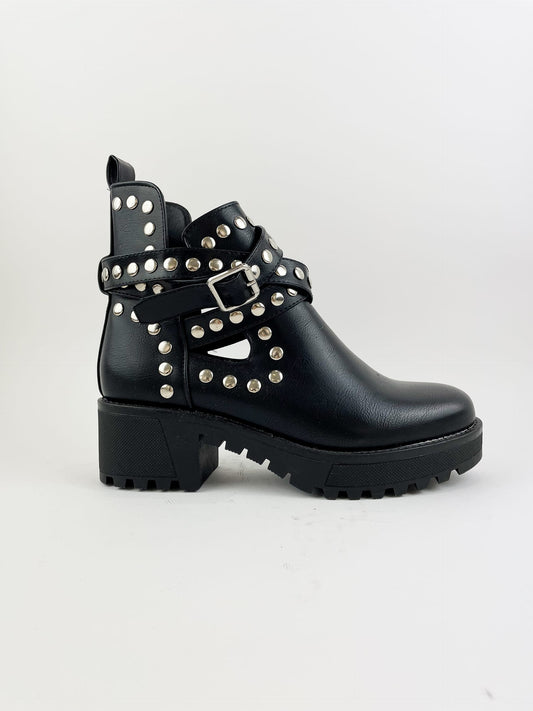 Botas pretas com tachas e sola grossa