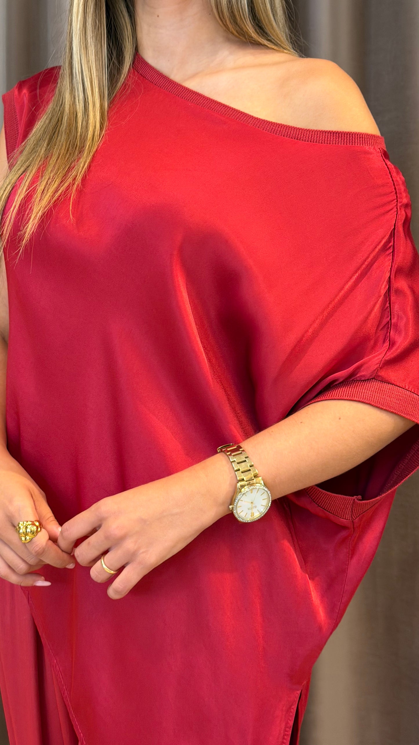 Blusa acetinada assimétrica cereja
