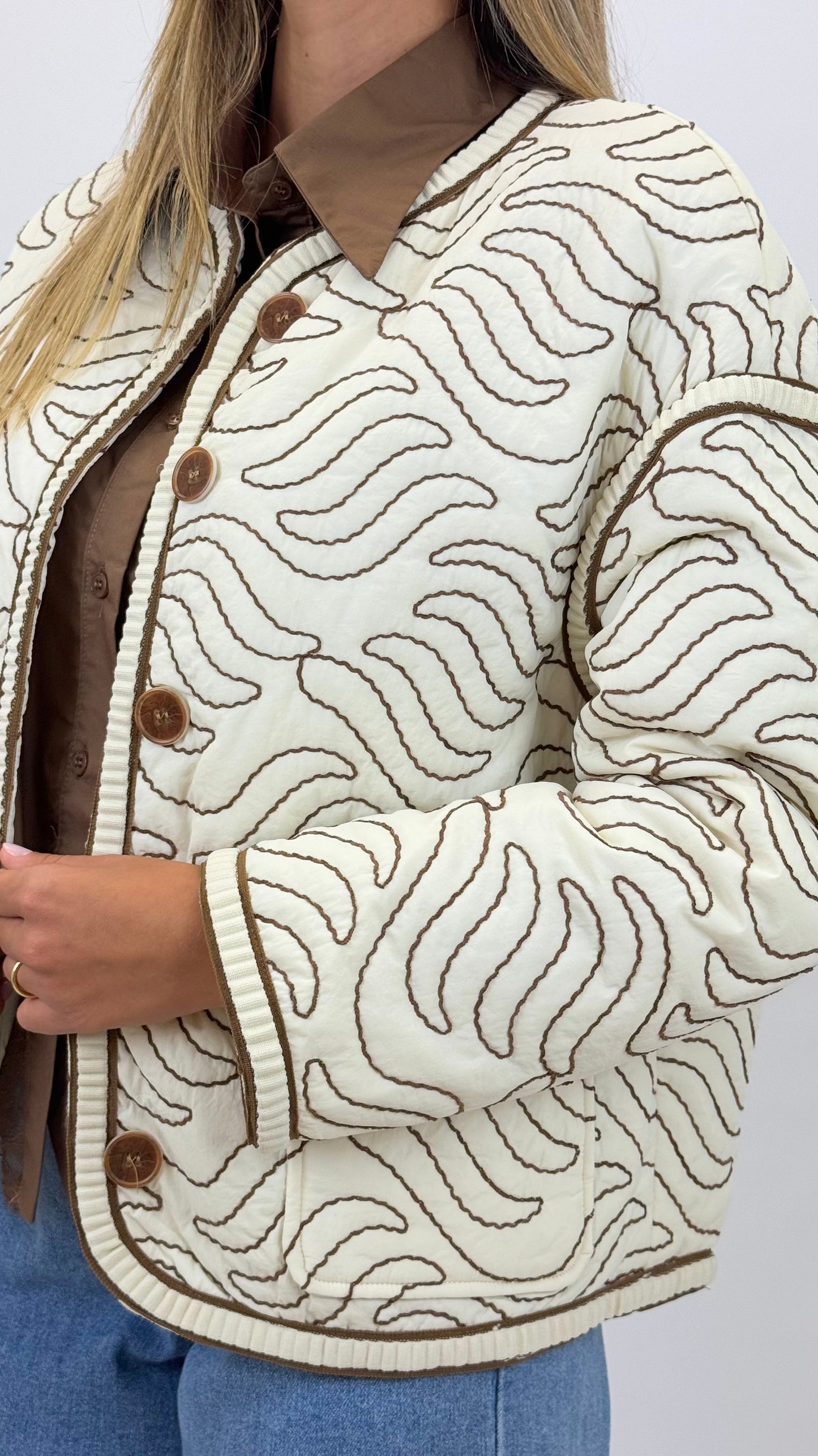 Bomber acolchoado fundo pérola com bordados camel