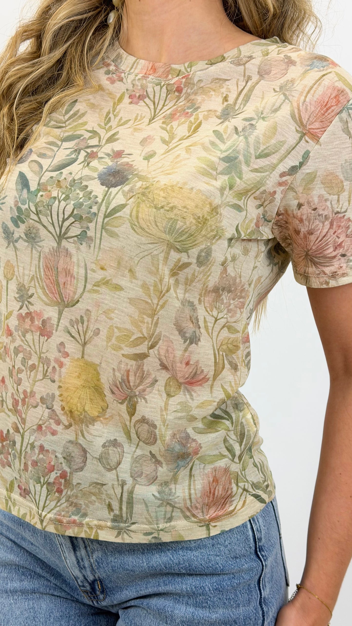 T-shirt justa bege com padrão floral