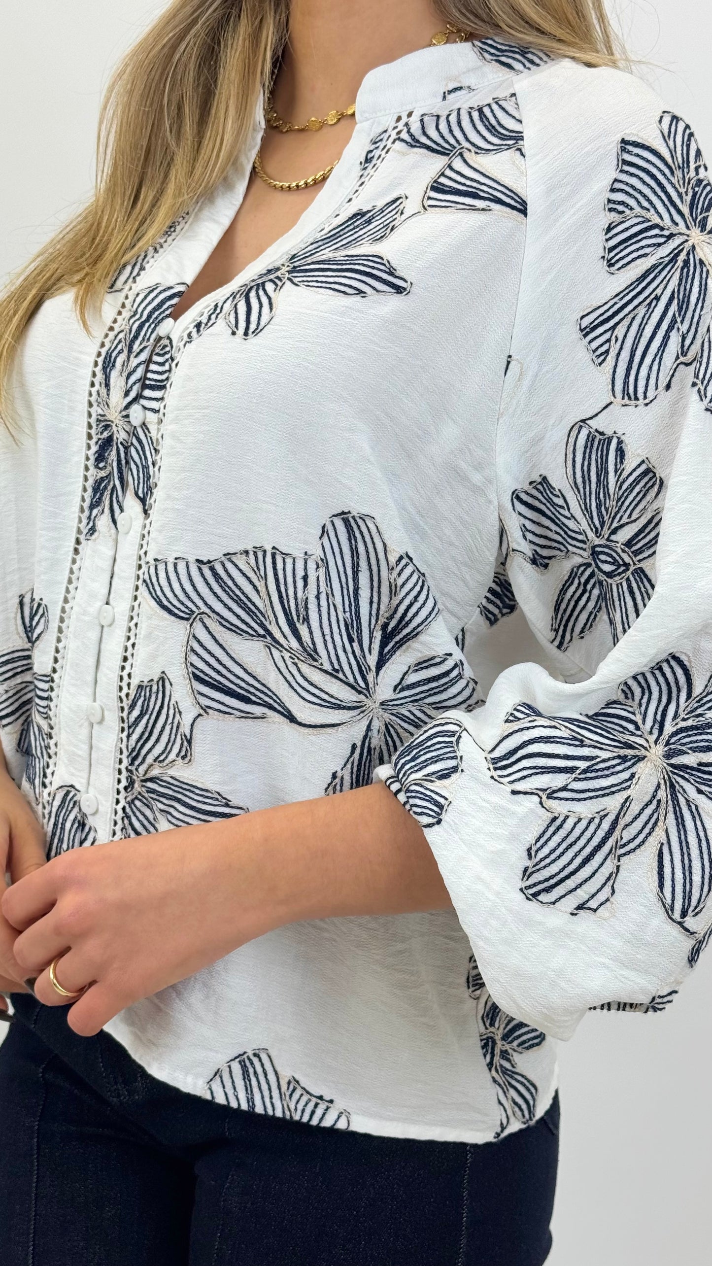 Blusa pérola bordado floral azul-marinho