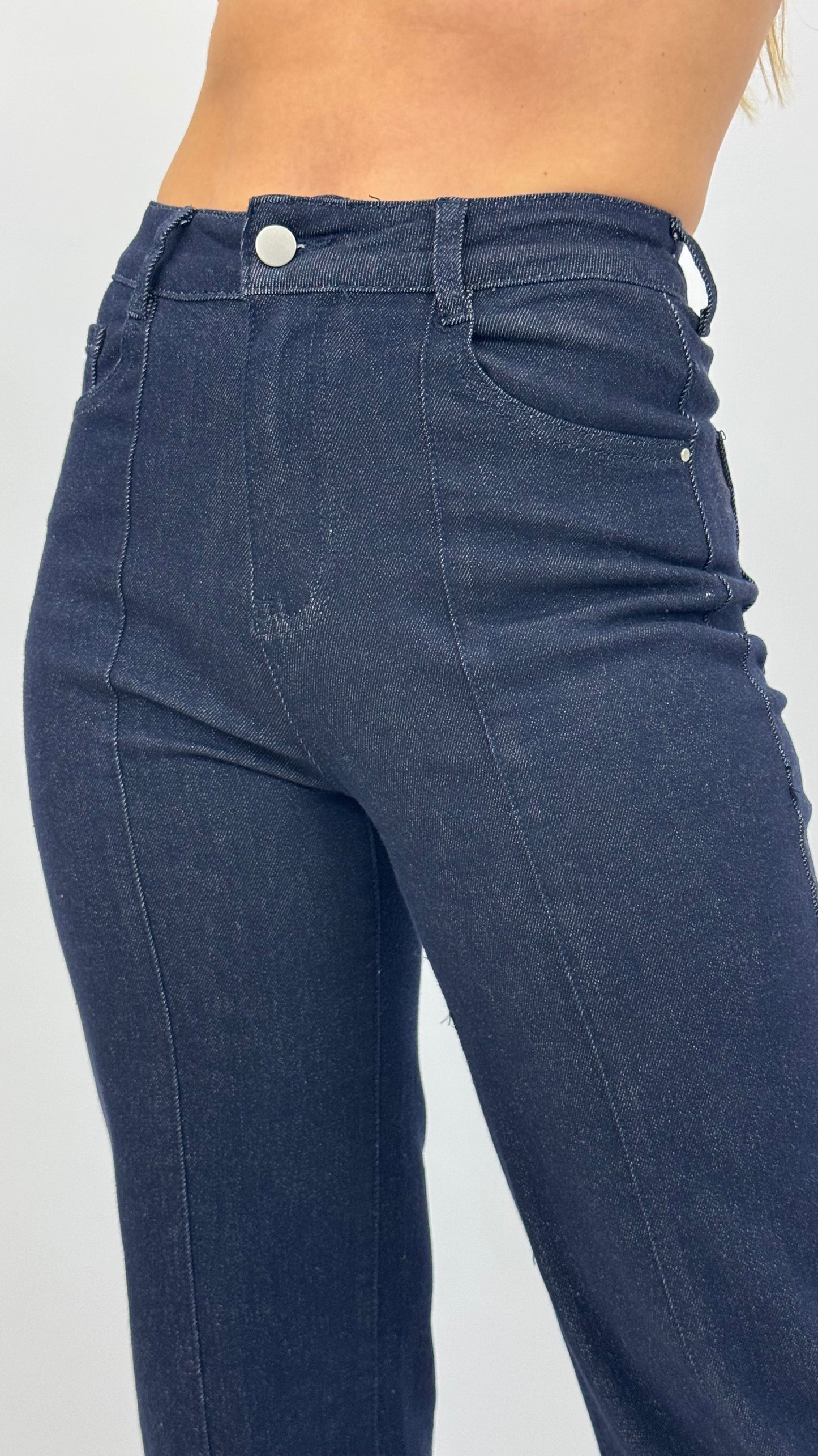 Calça straight ganga-escura com prega