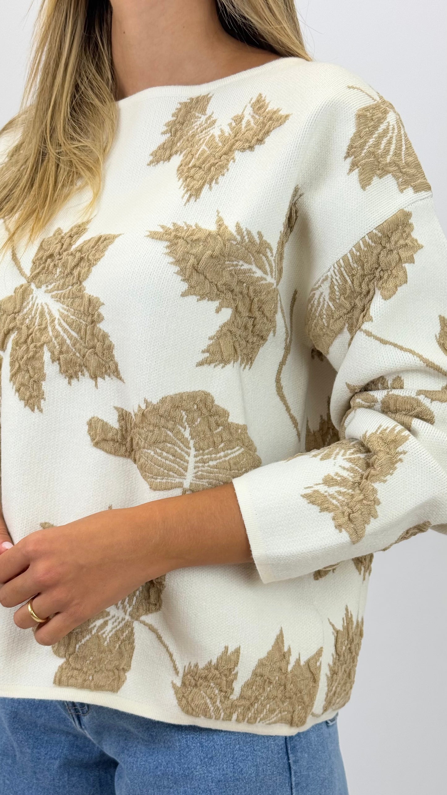 Camisola malha pérola com desenhos em relevo camel