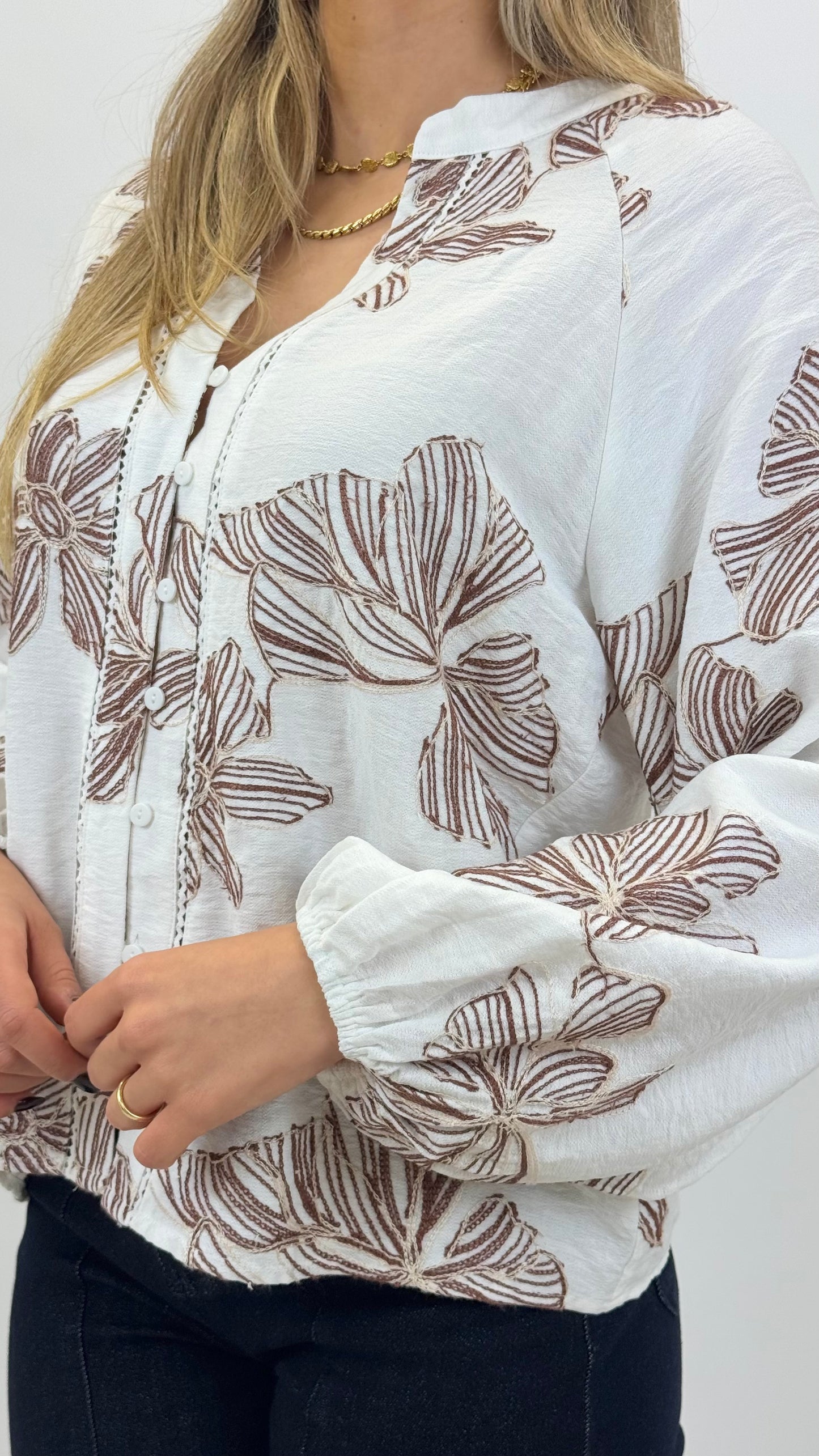 Blusa pérola bordado floral camel