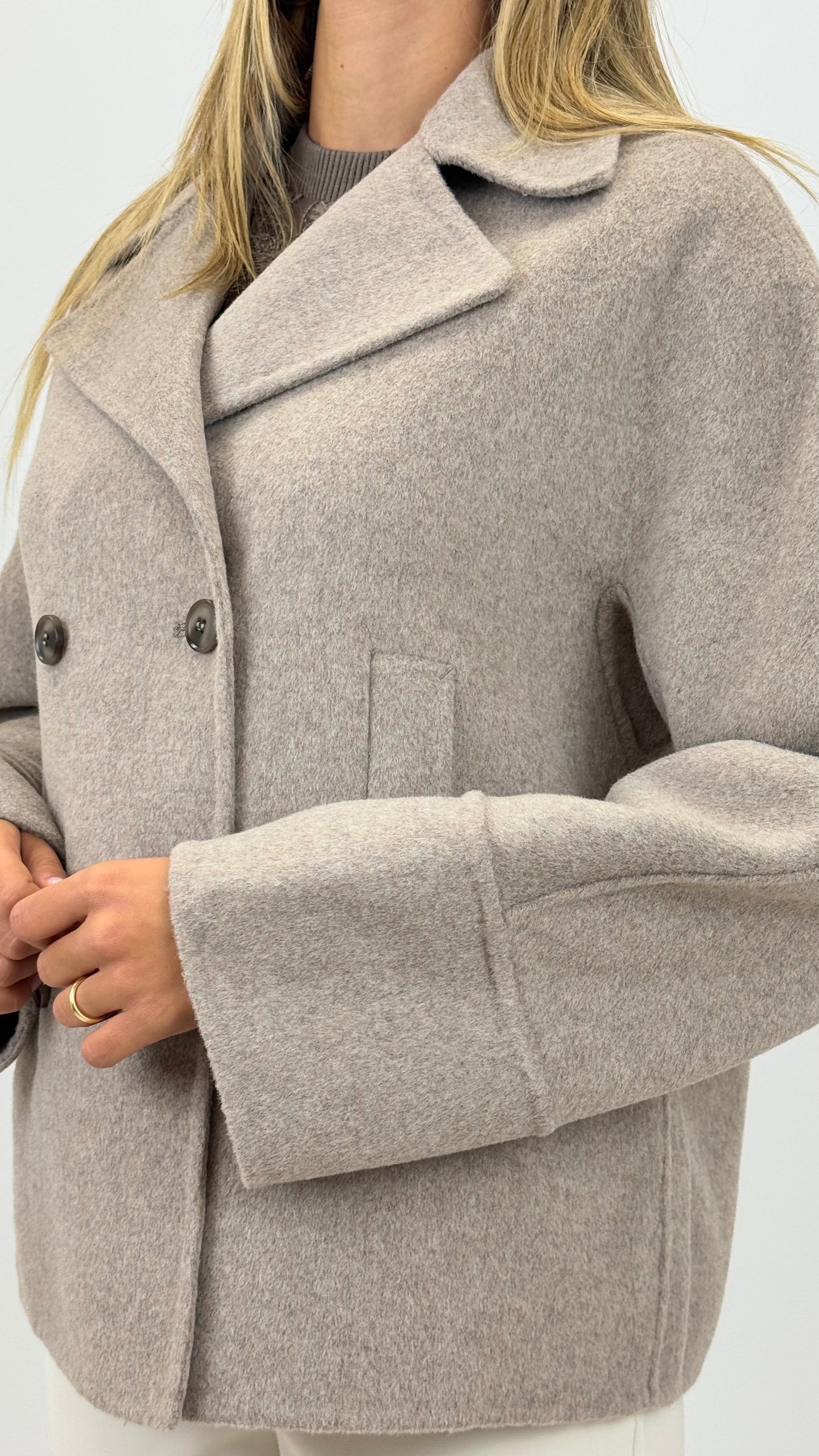 Casaco de fazenda em lã curto taupe