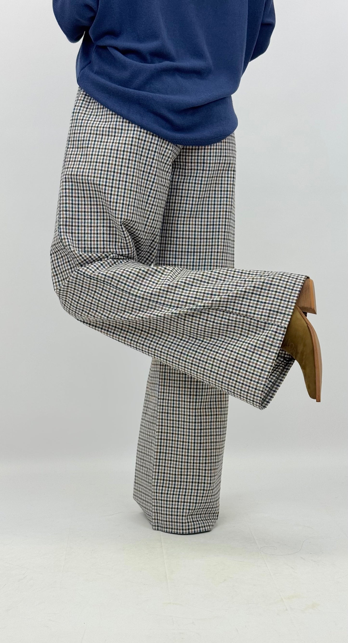 Calça em tecido larga padrão vichy azul e camel