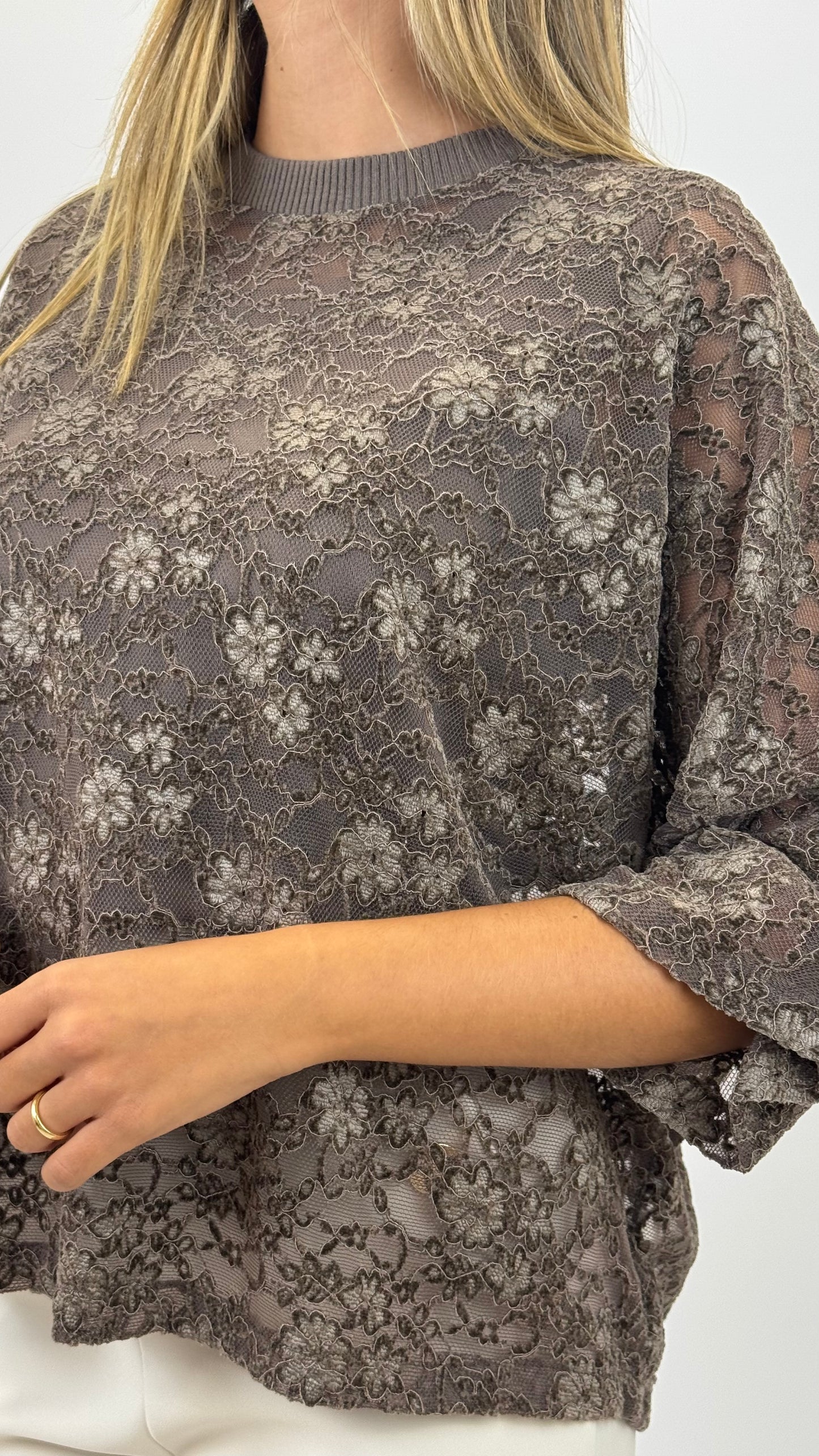 Camisola rendada castanho/taupe