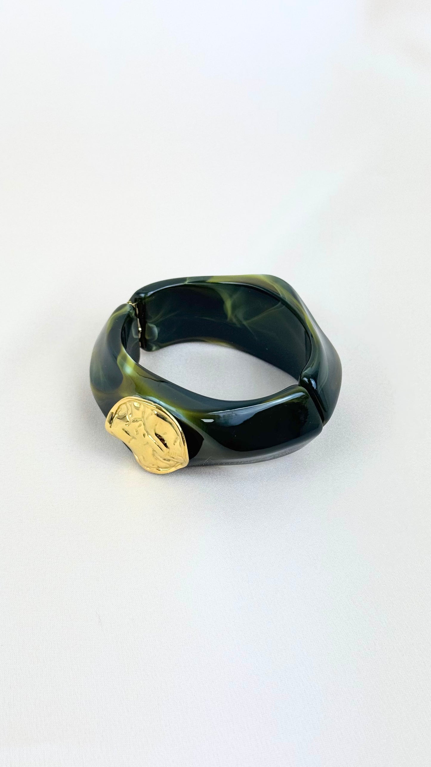 Pulseira acrílico verde com chapa dourada