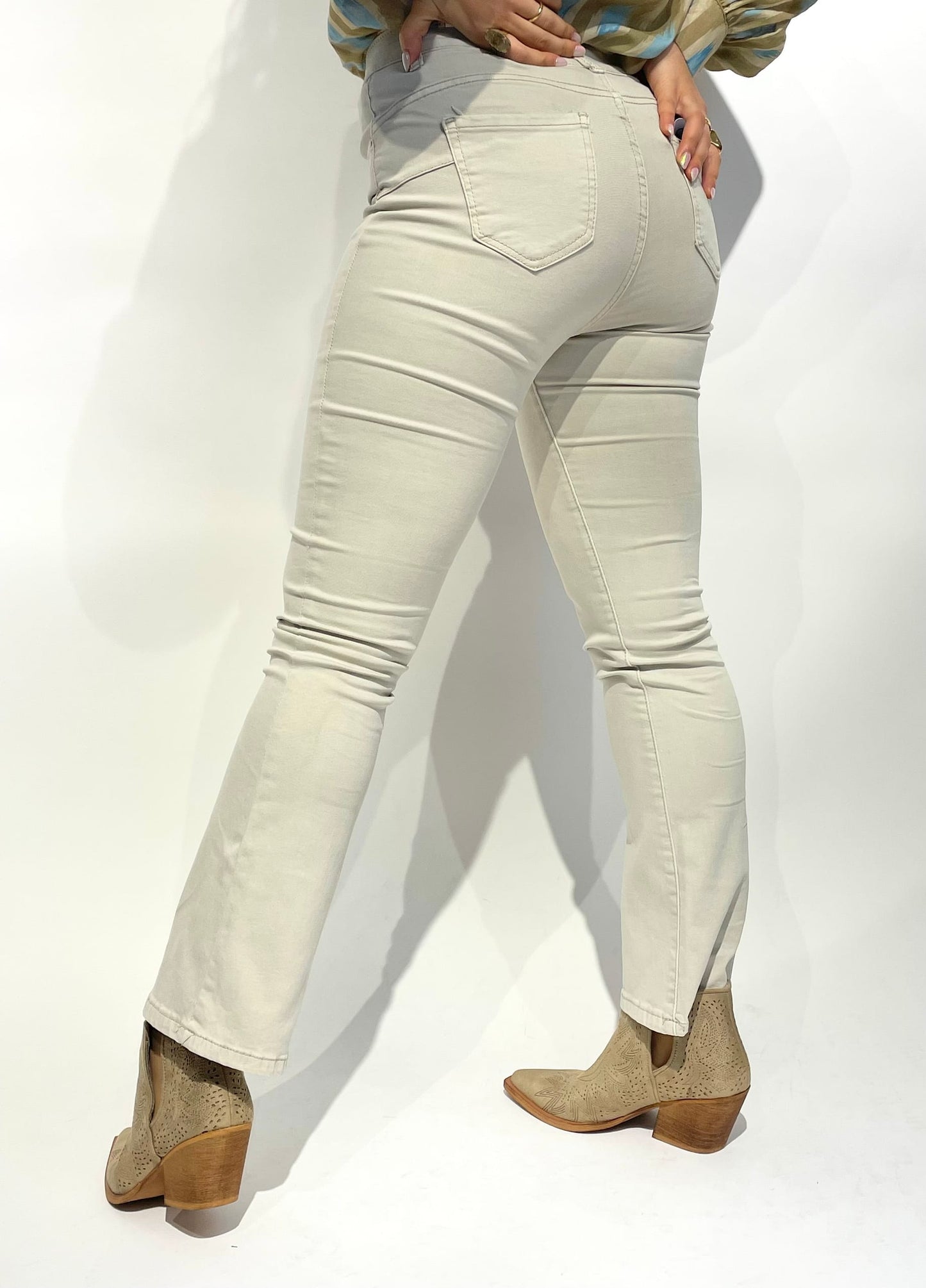 Calças sarja bege push-up