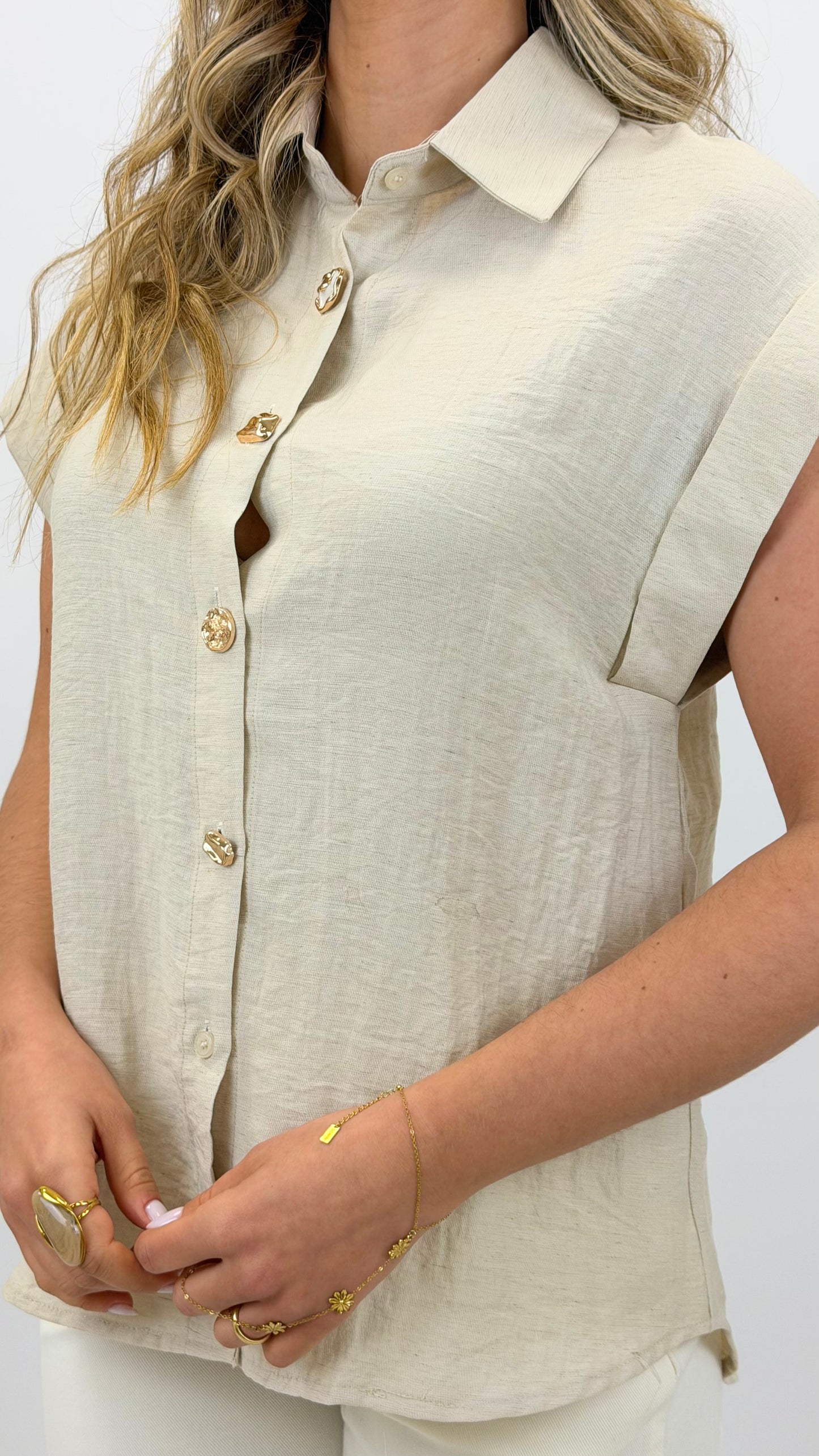 Blusa manga curta com botões assimétricos bege