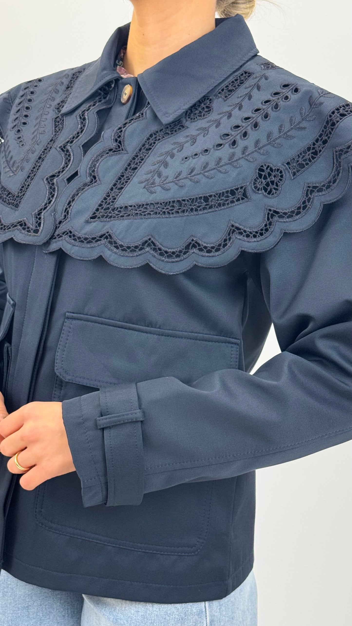 Parka azul-marinho com aba amovível bordada