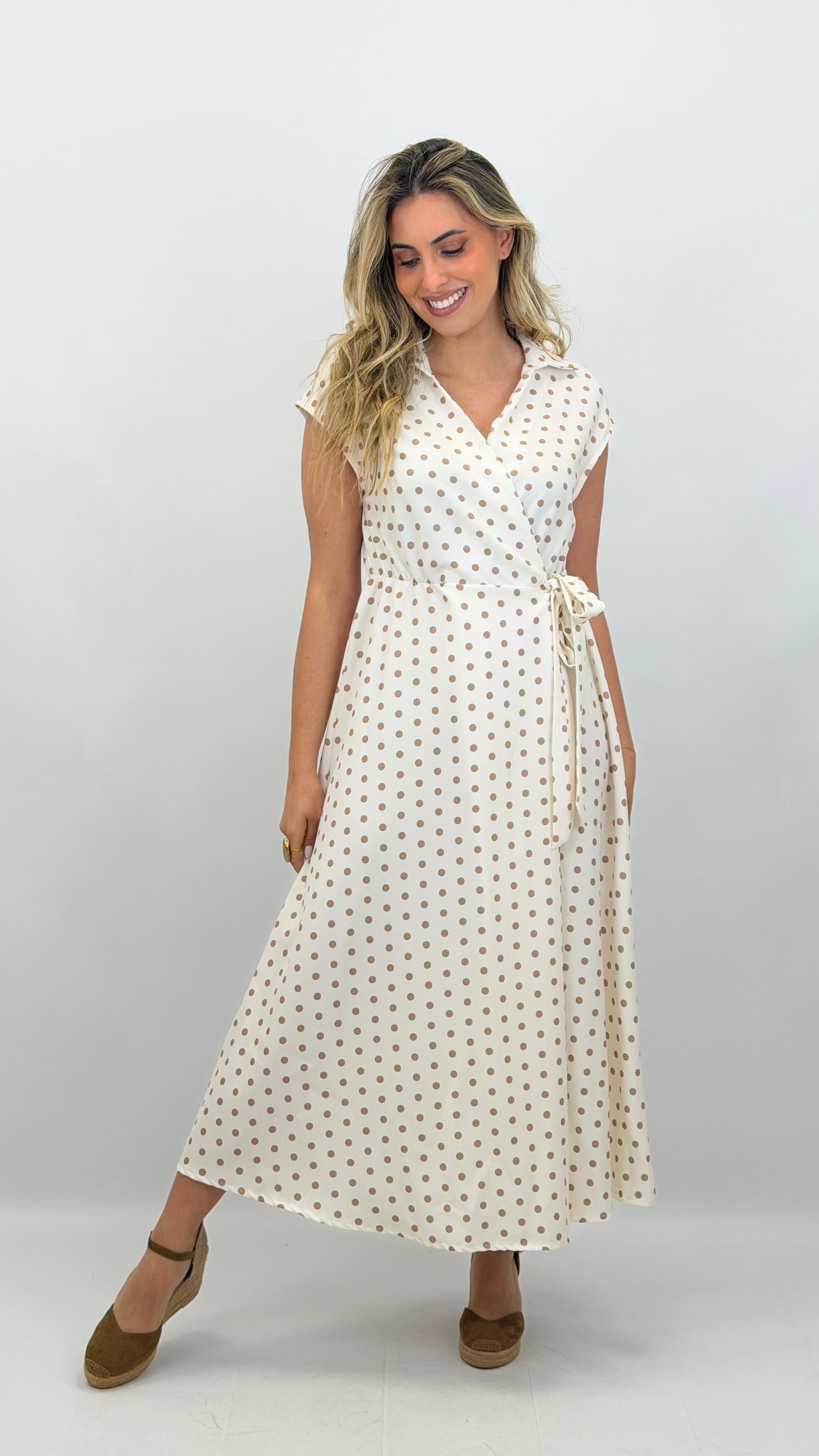 Vestido midi creme com pintinhas camel