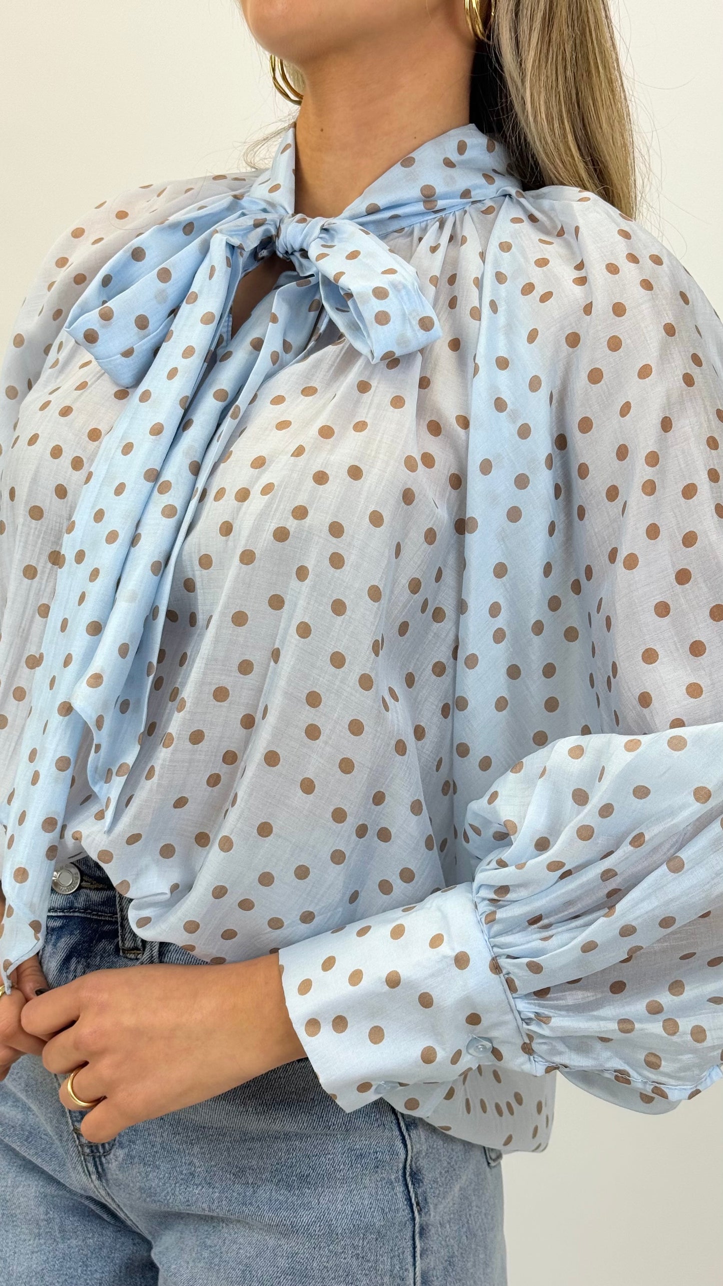 Blusa azul-bebé com pintas camel