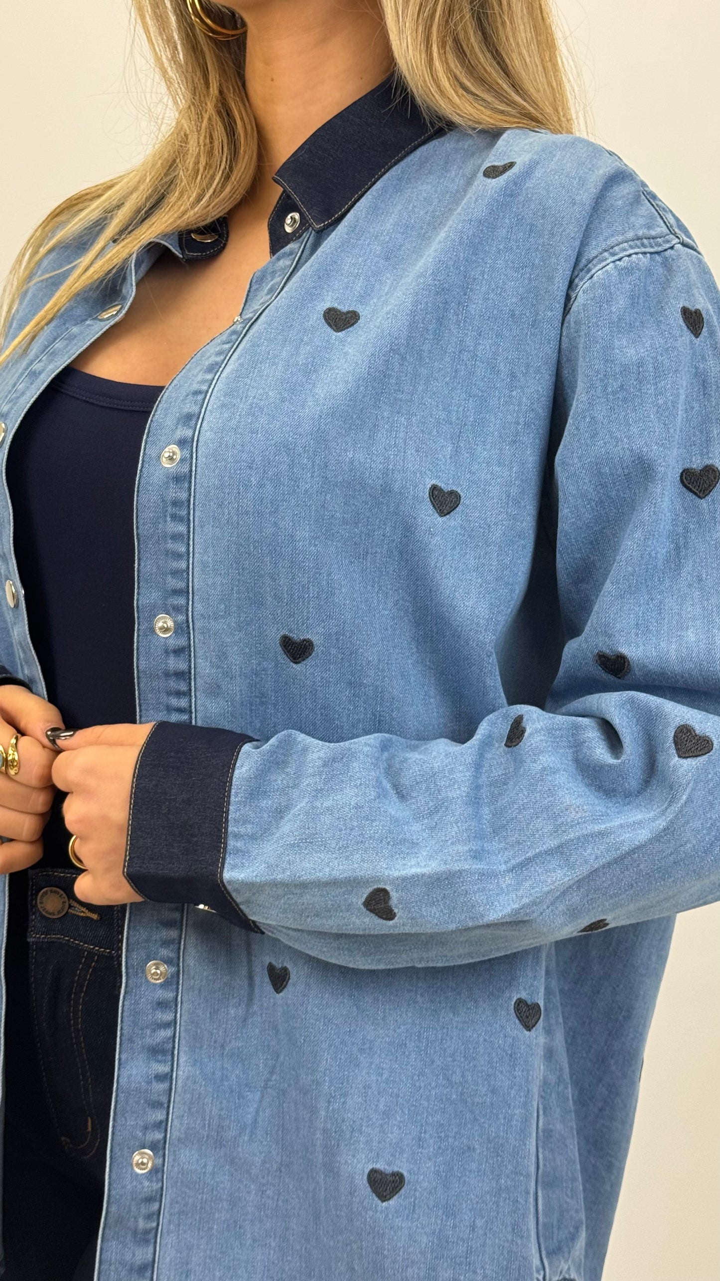 Camisa ganga com corações bordados