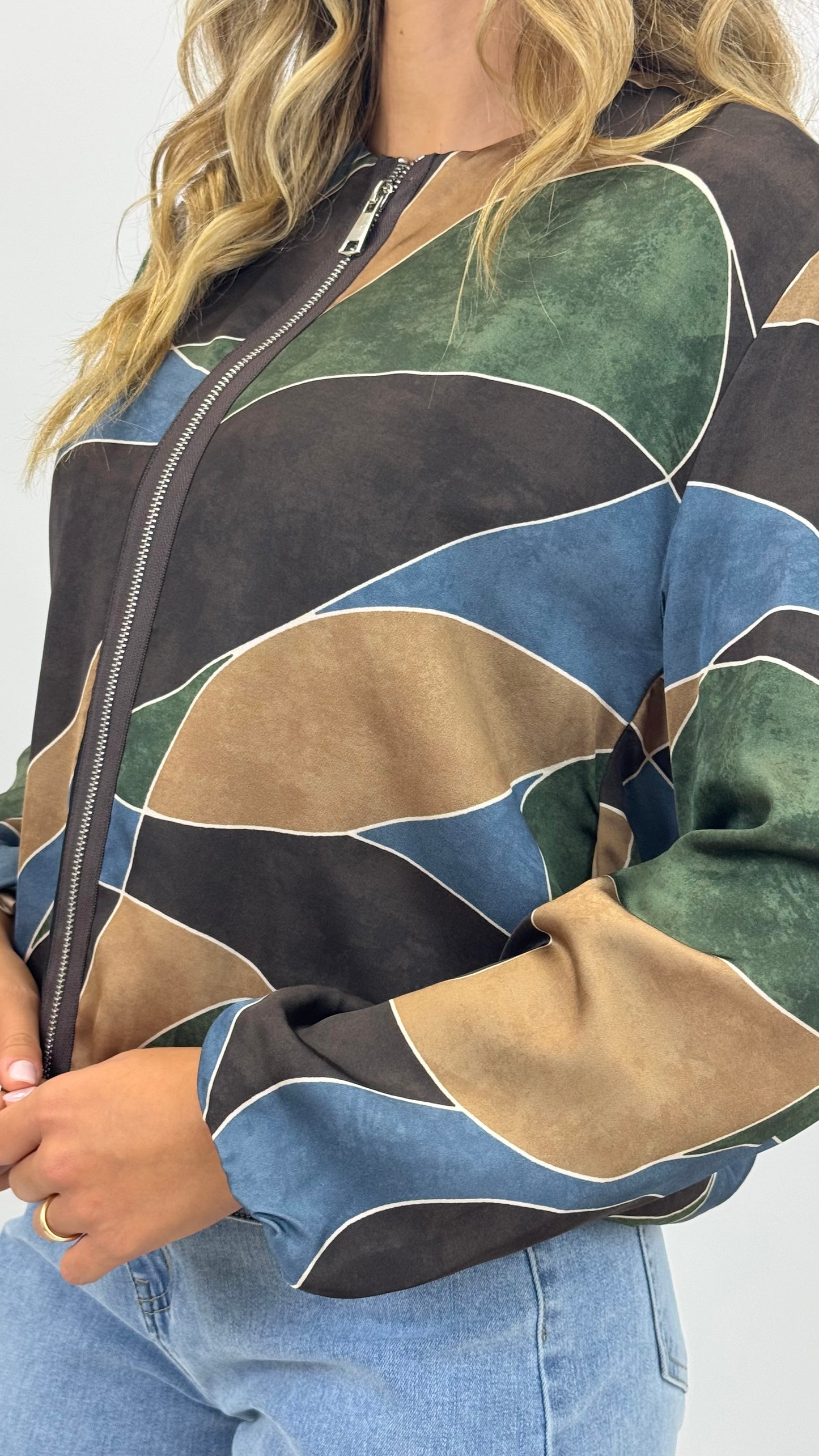 Bomber estampado abstrato tons camel, verde e azul