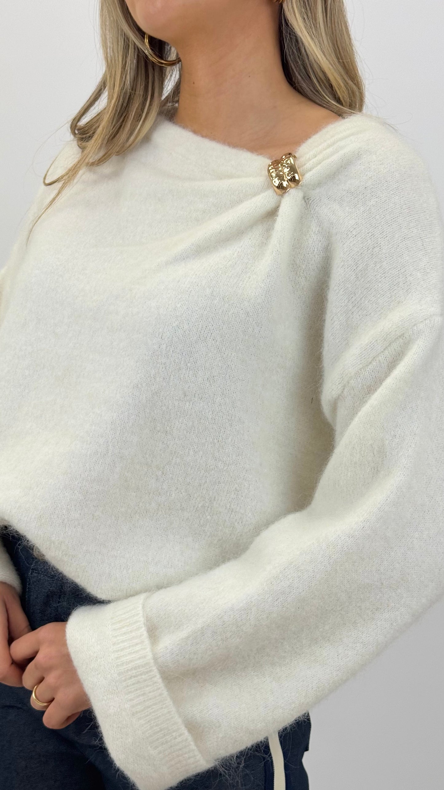 Camisola malha pérola com pormenor dourado ombro