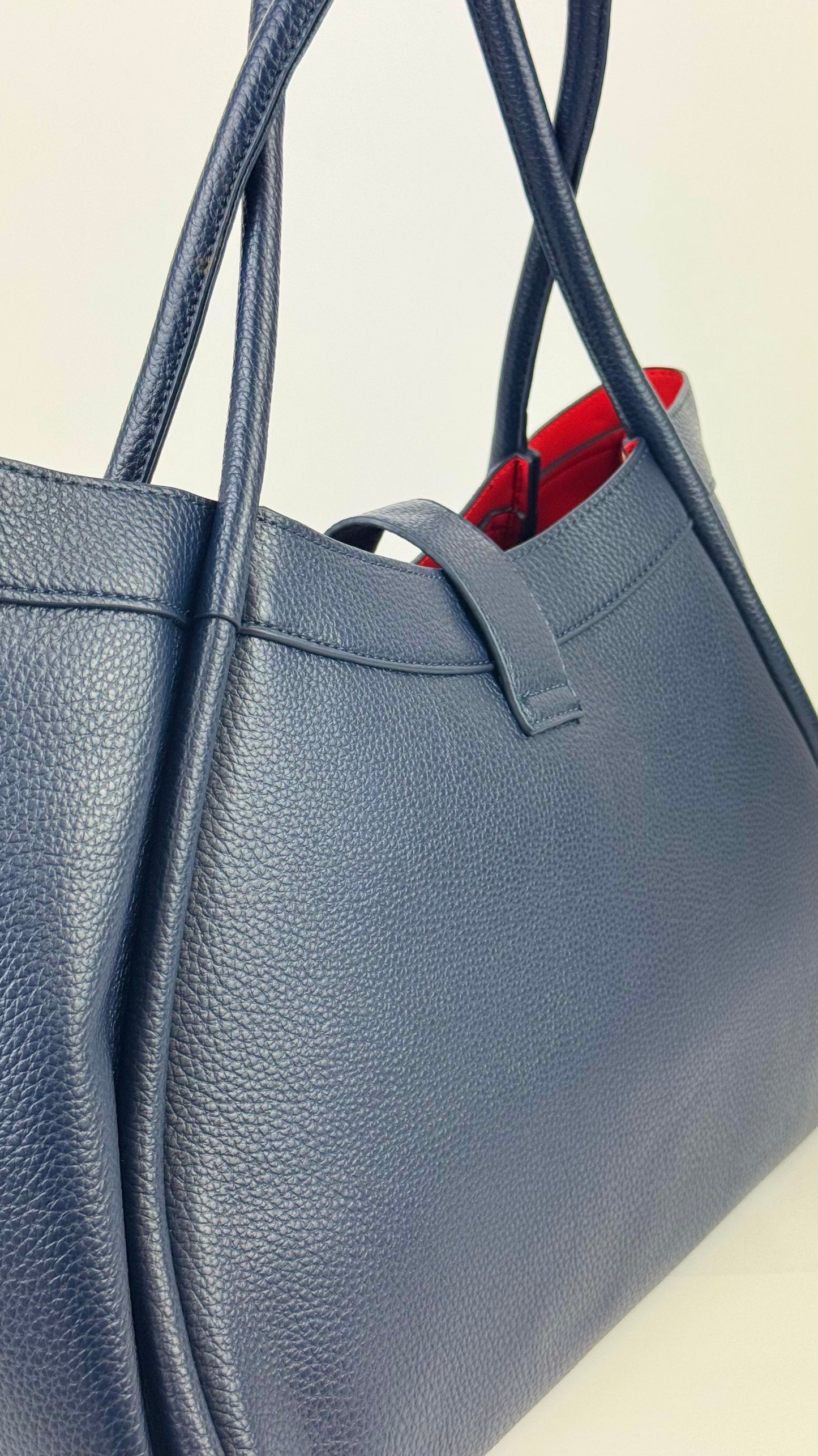 Saco eco-pele azul-marinho com interior em vermelho