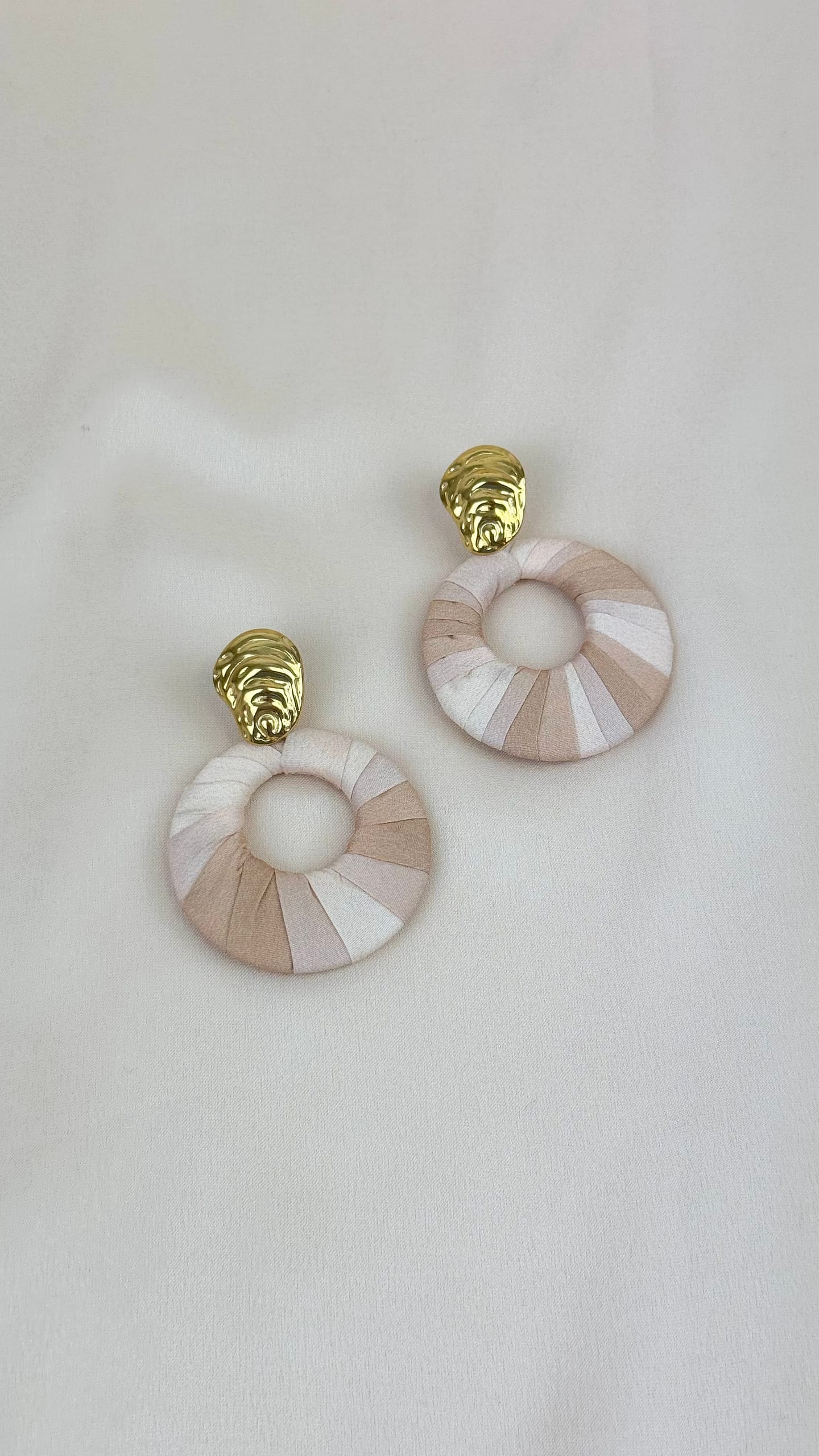 Brincos tecido tons pastel com detalhe aço