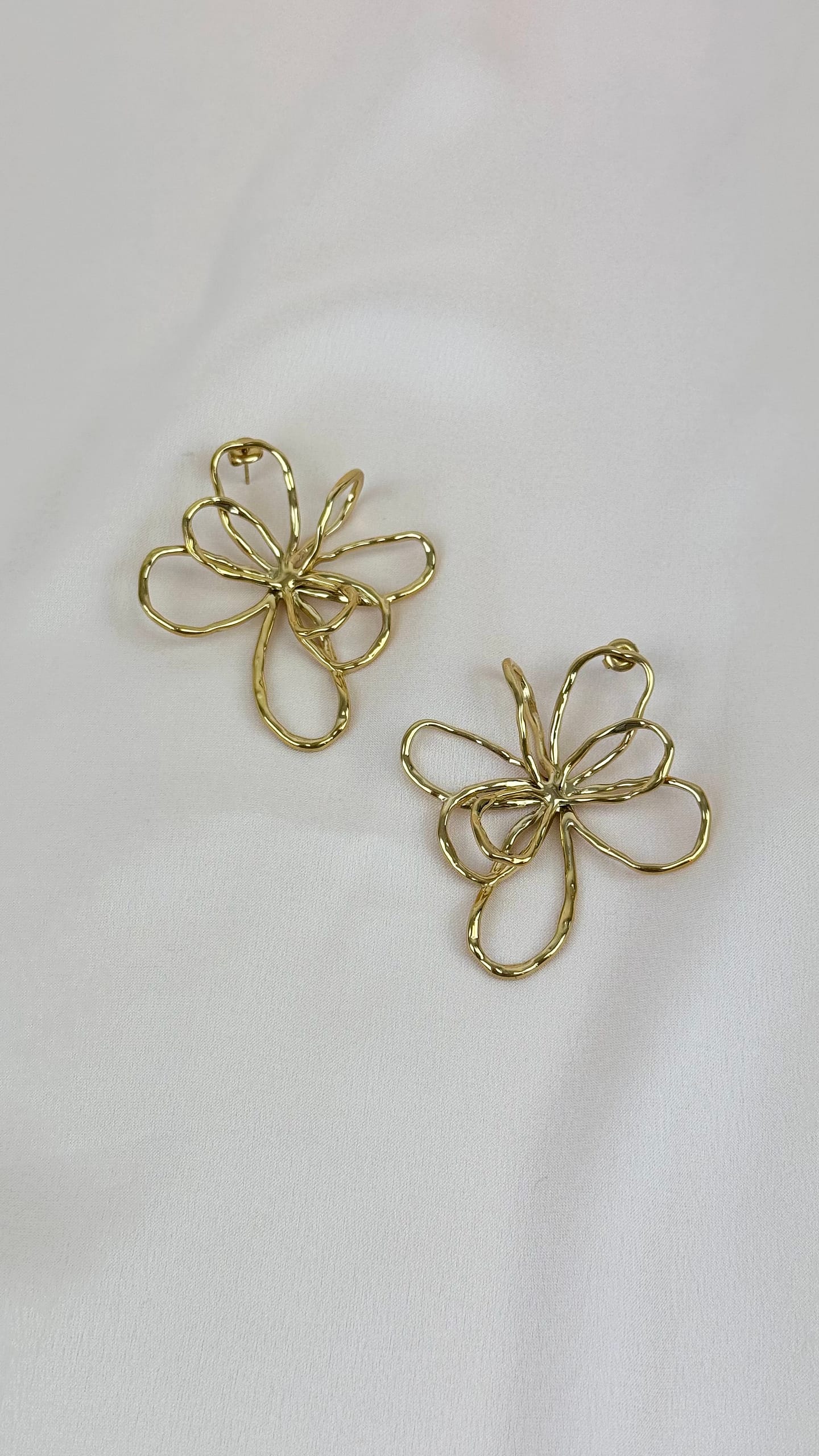 Brincos aço flor dourada