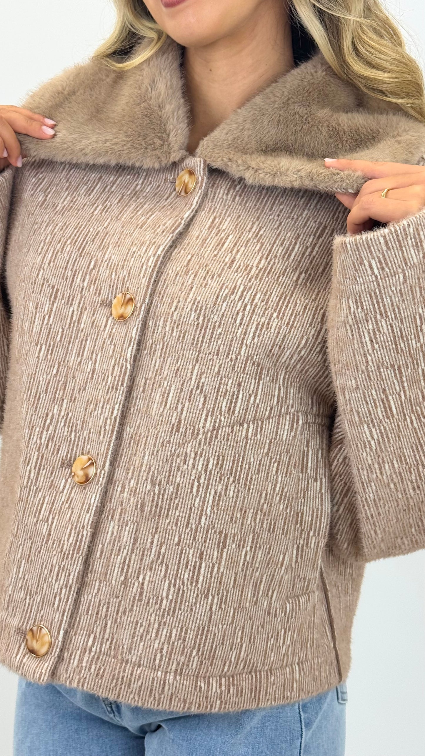 Casaco mesclado bege com gola pêlo