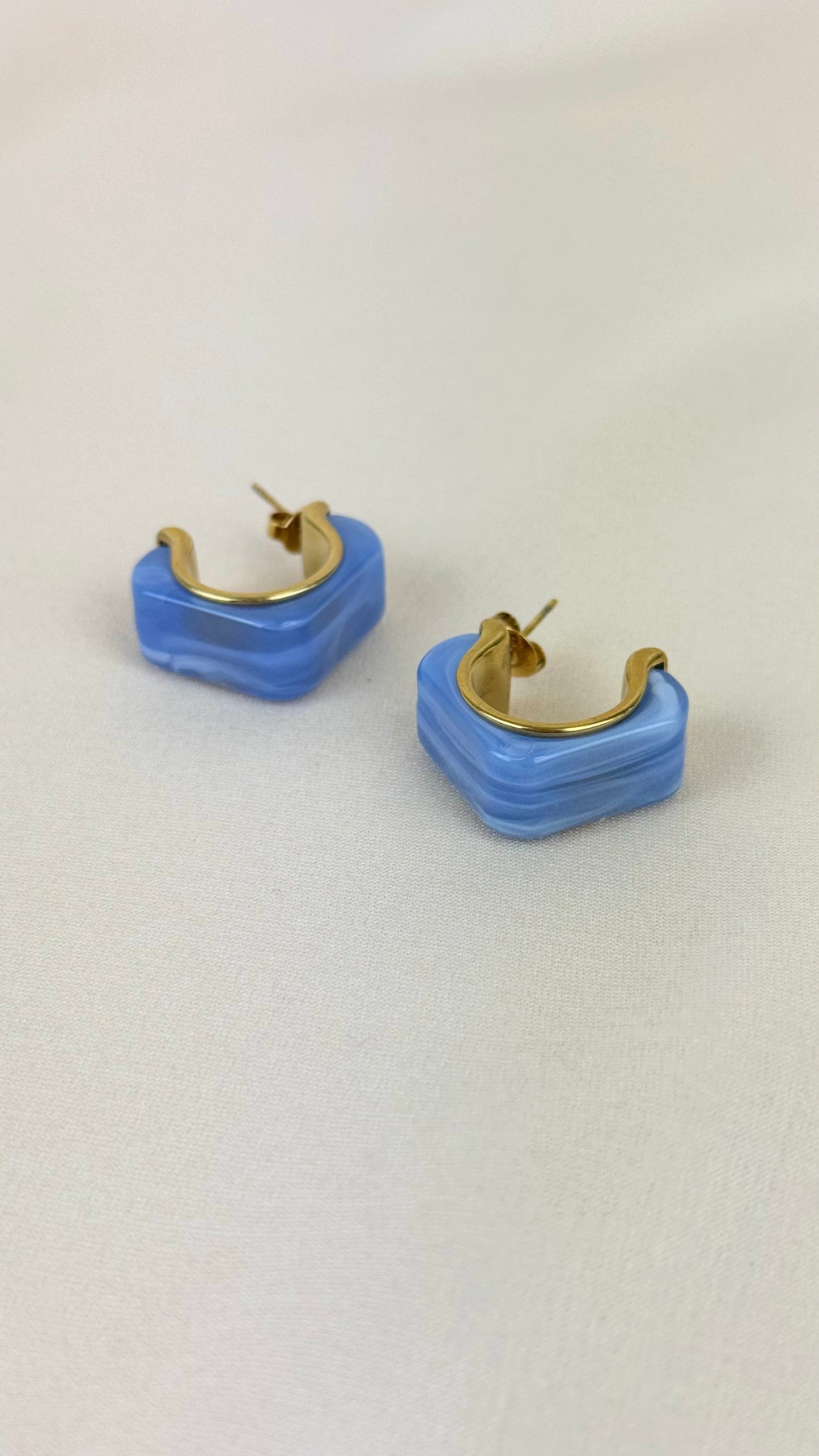 Argolas pequenas em acrílico azul-celeste